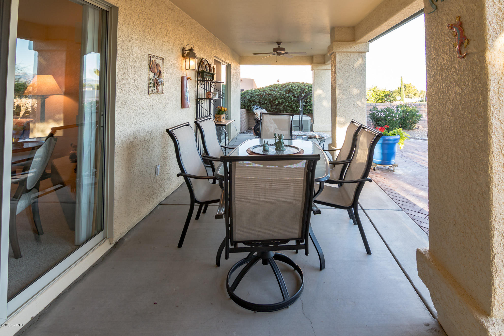 913 W Camino Tierra Libre