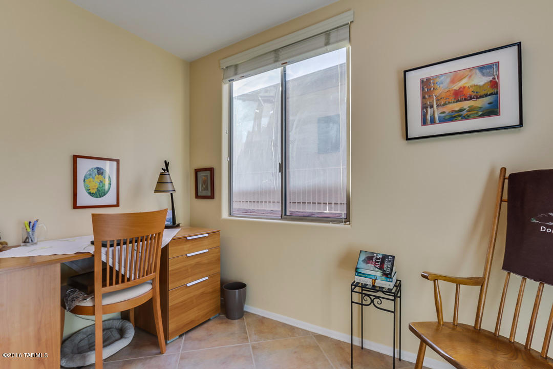 585 W Calle Artistica