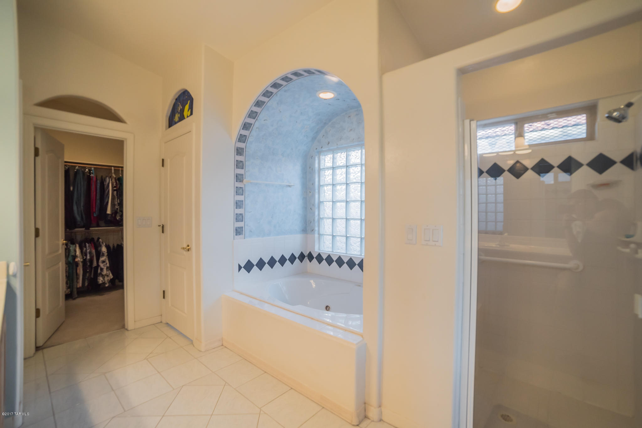 2717 S Greenside Place