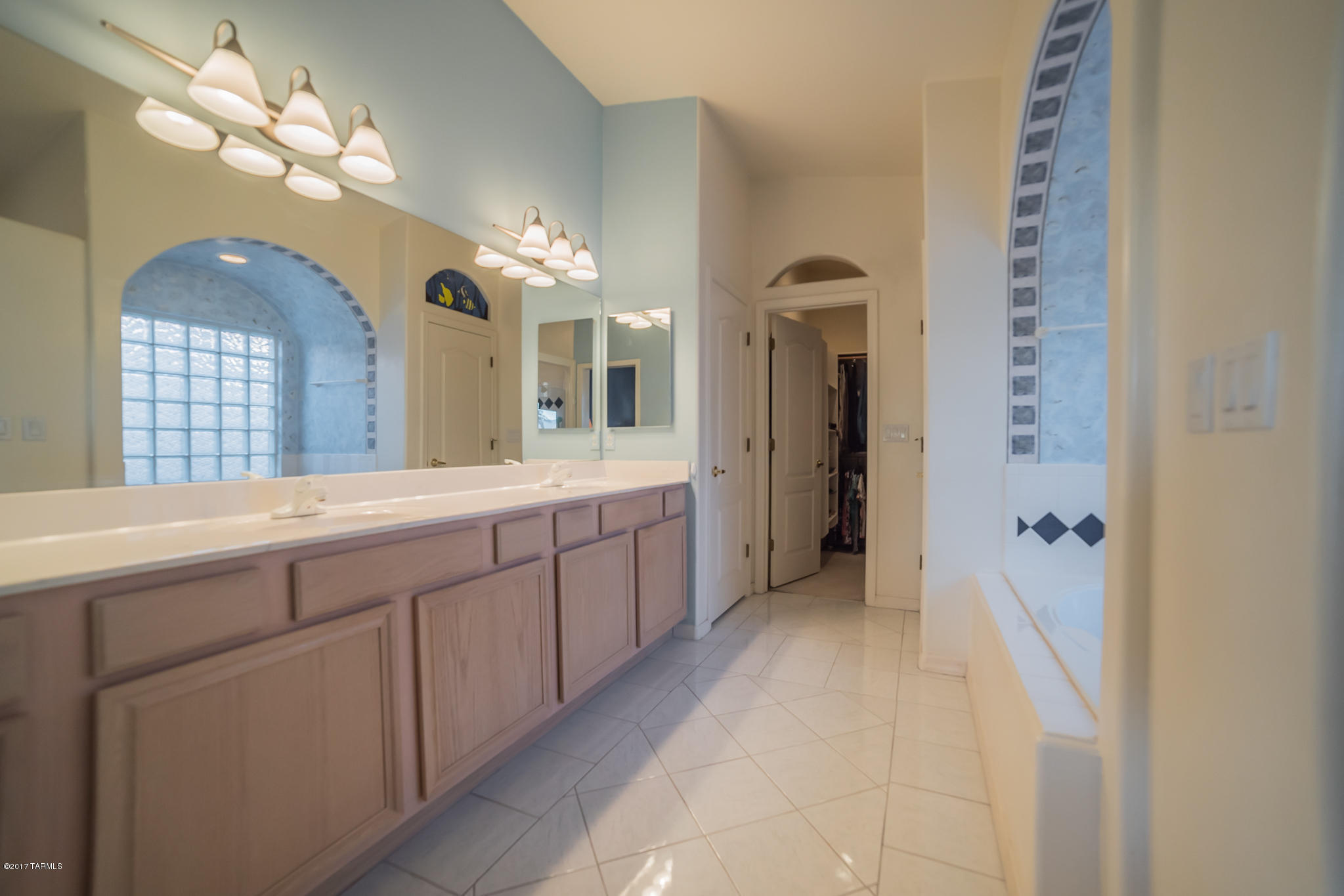 2717 S Greenside Place