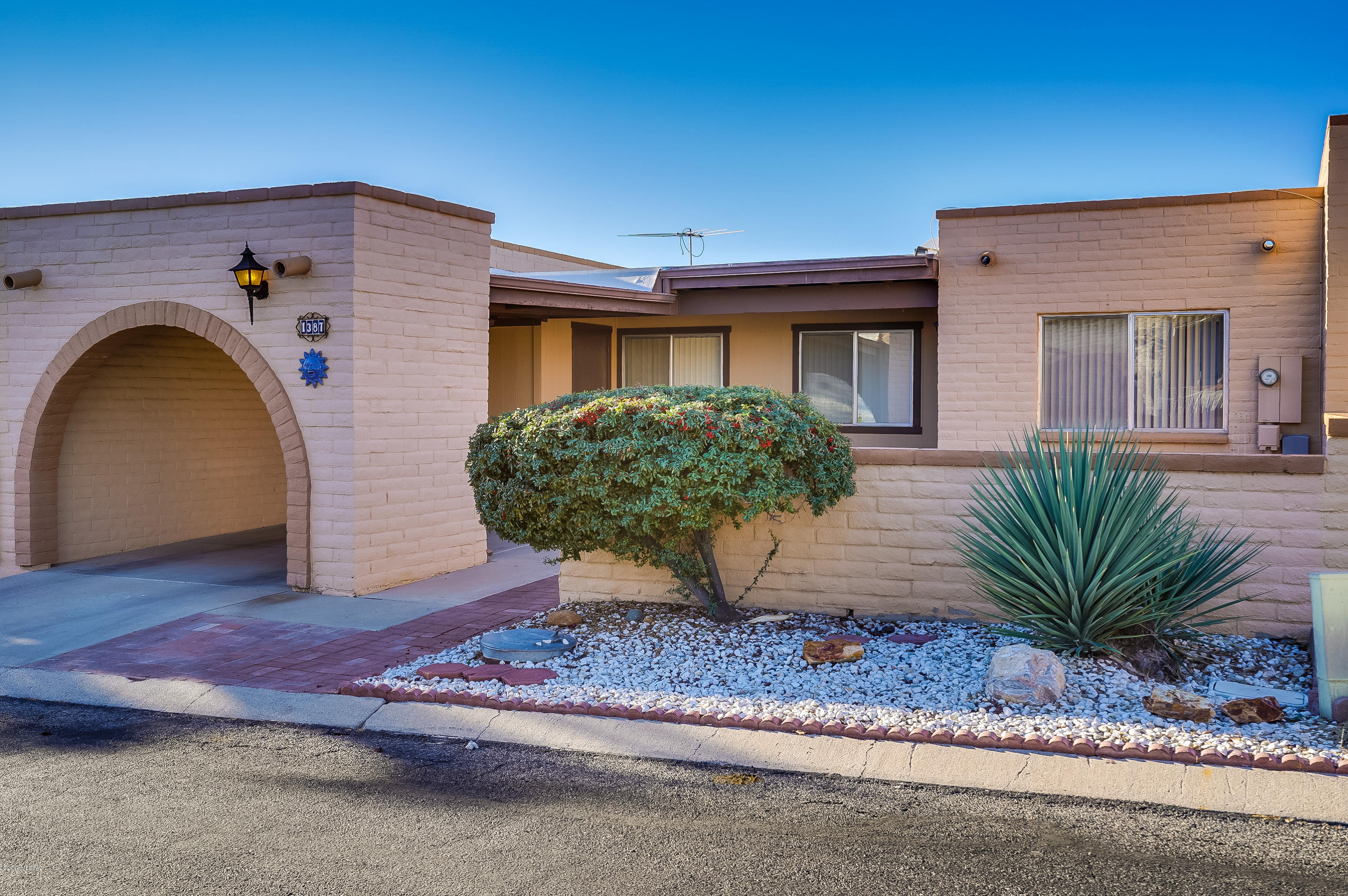 1387 W Camino Tolteca