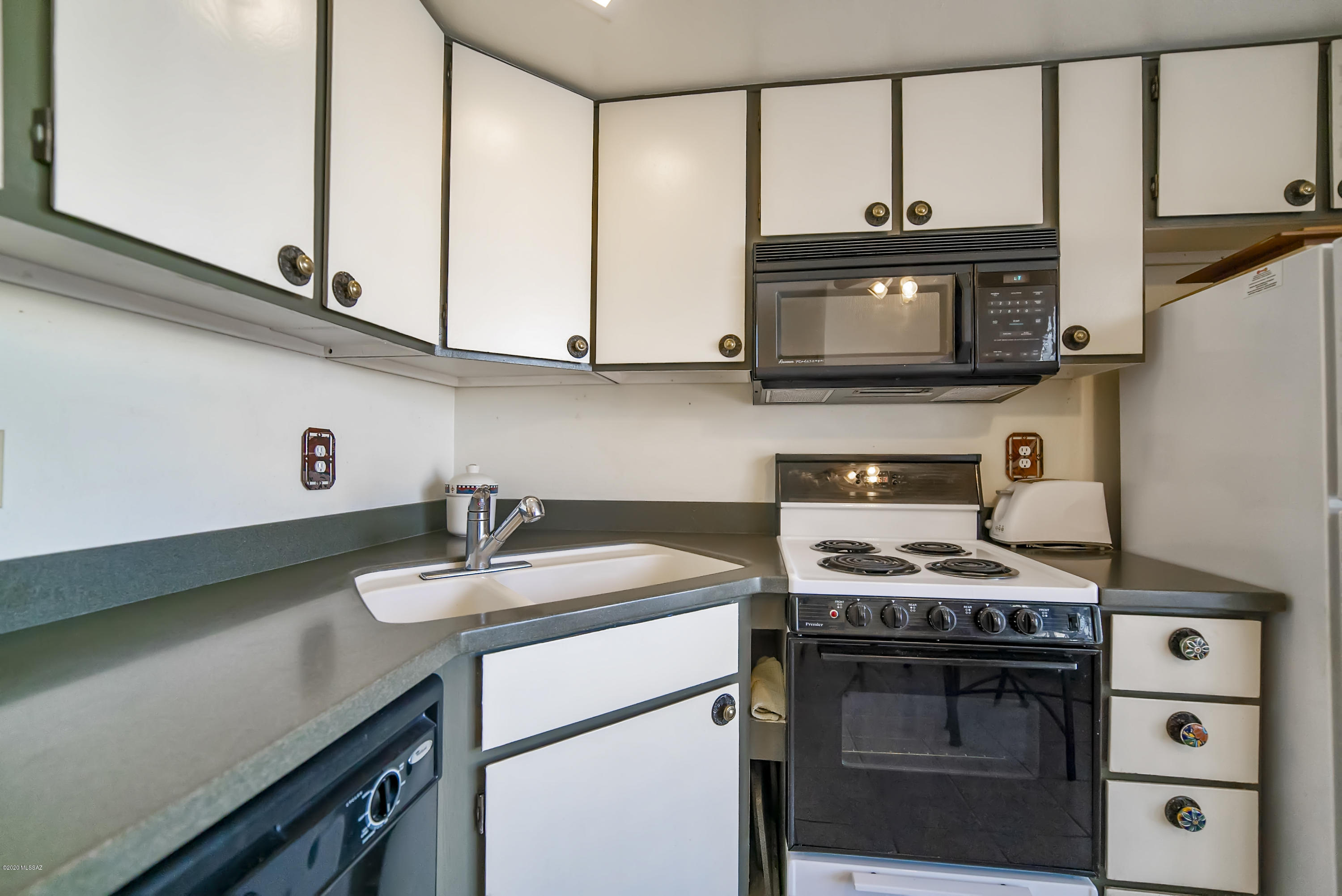 218 W Paseo Del Prado