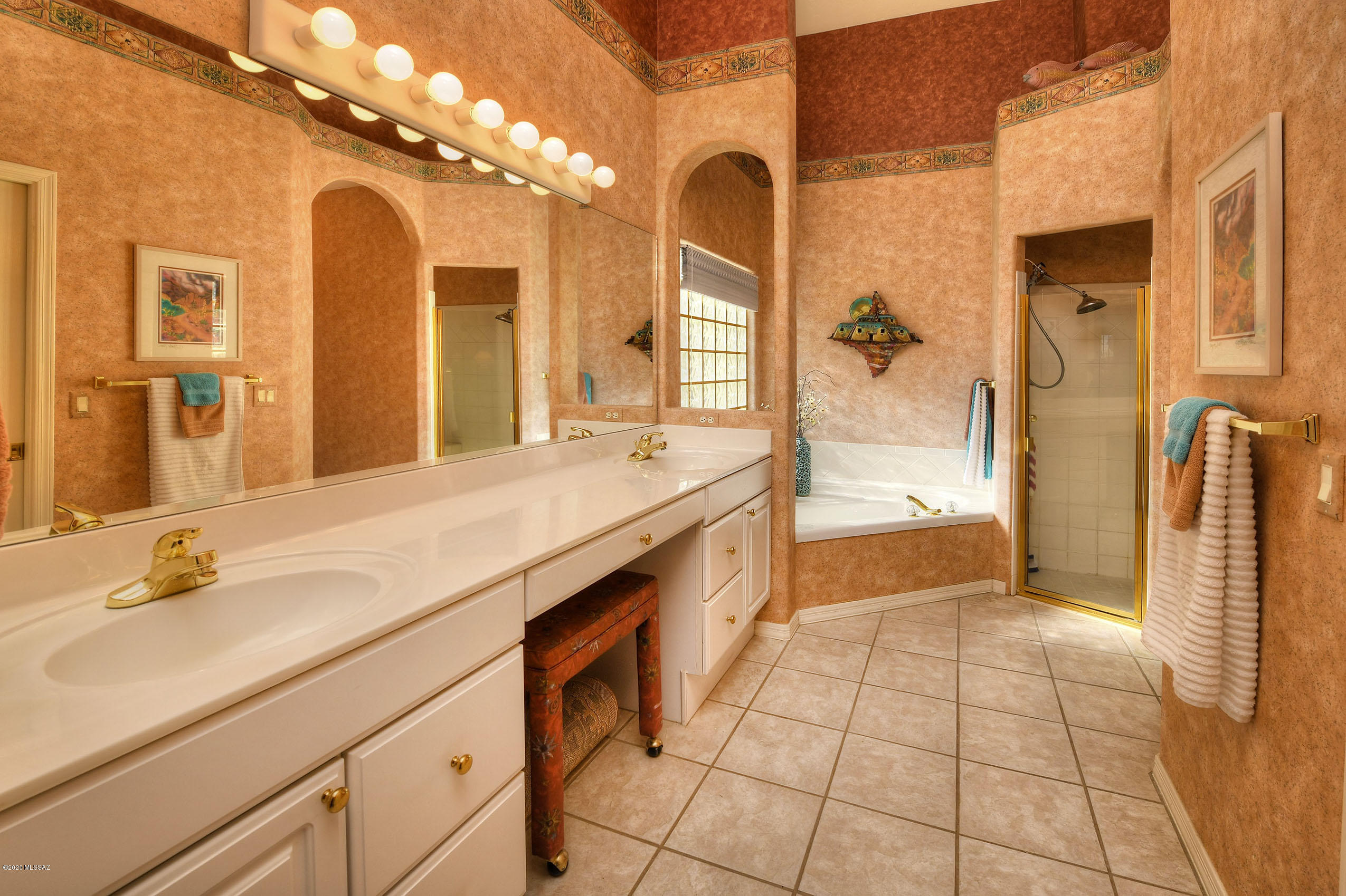 621 W Waterview Drive