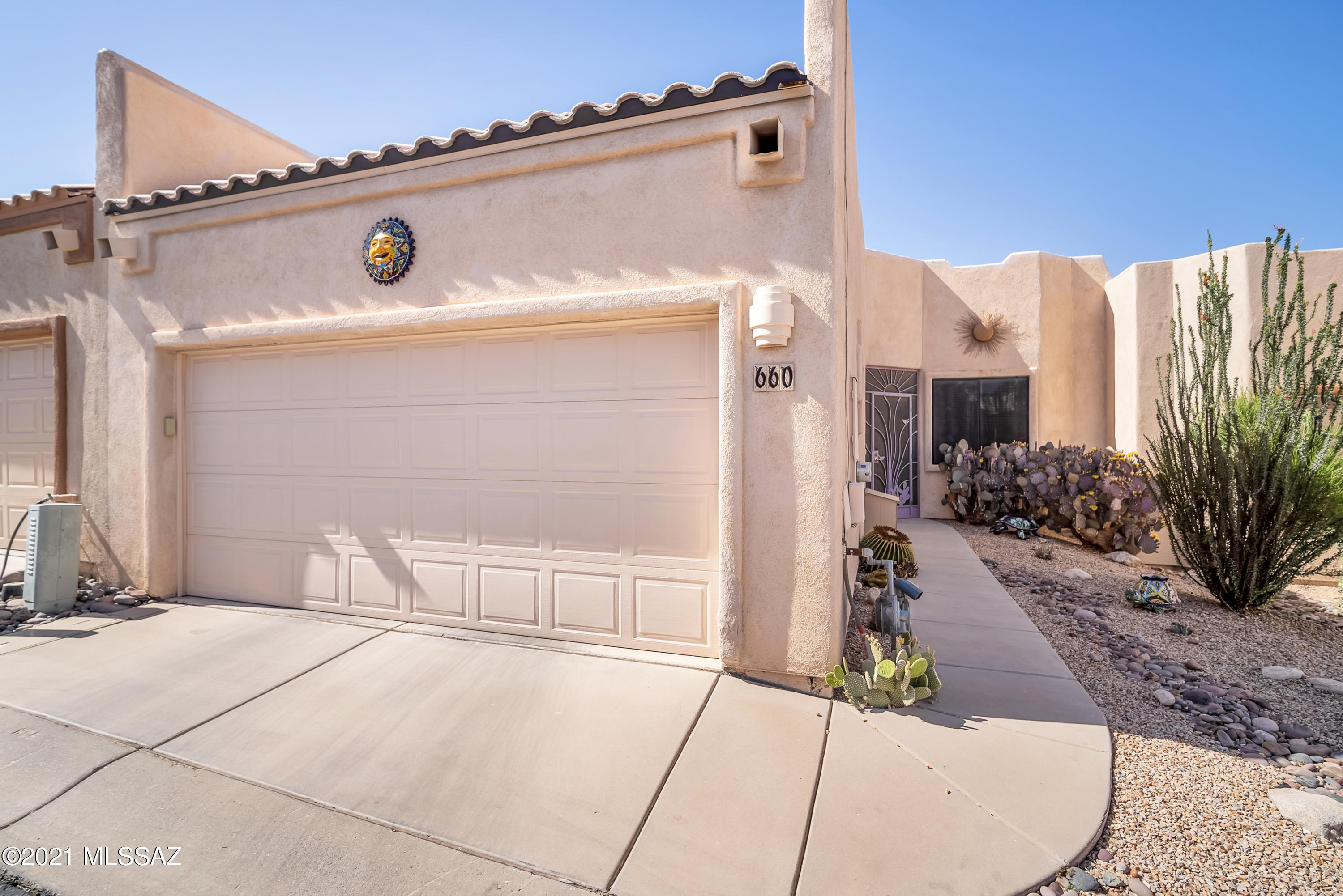 660 W Woodfield Court