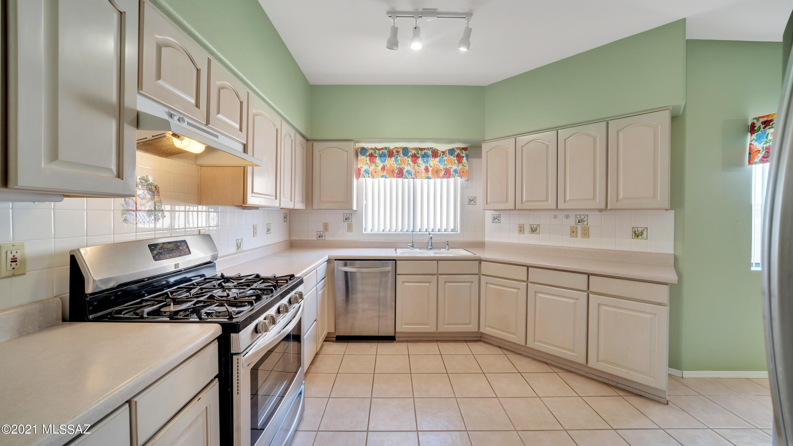 668 W Union Bell Drive