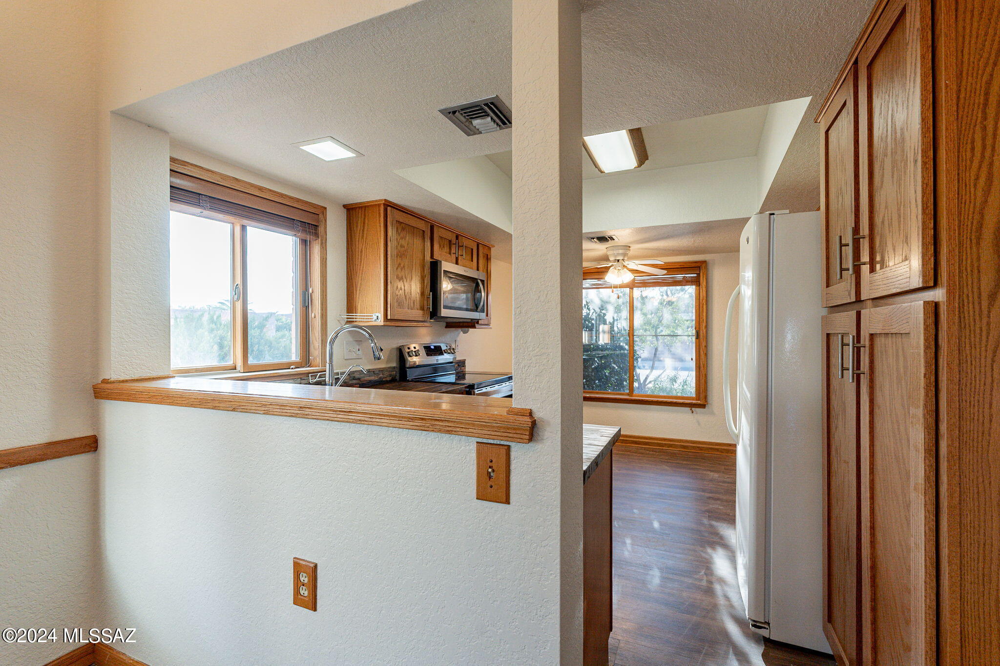 1050 N Avenida Canby