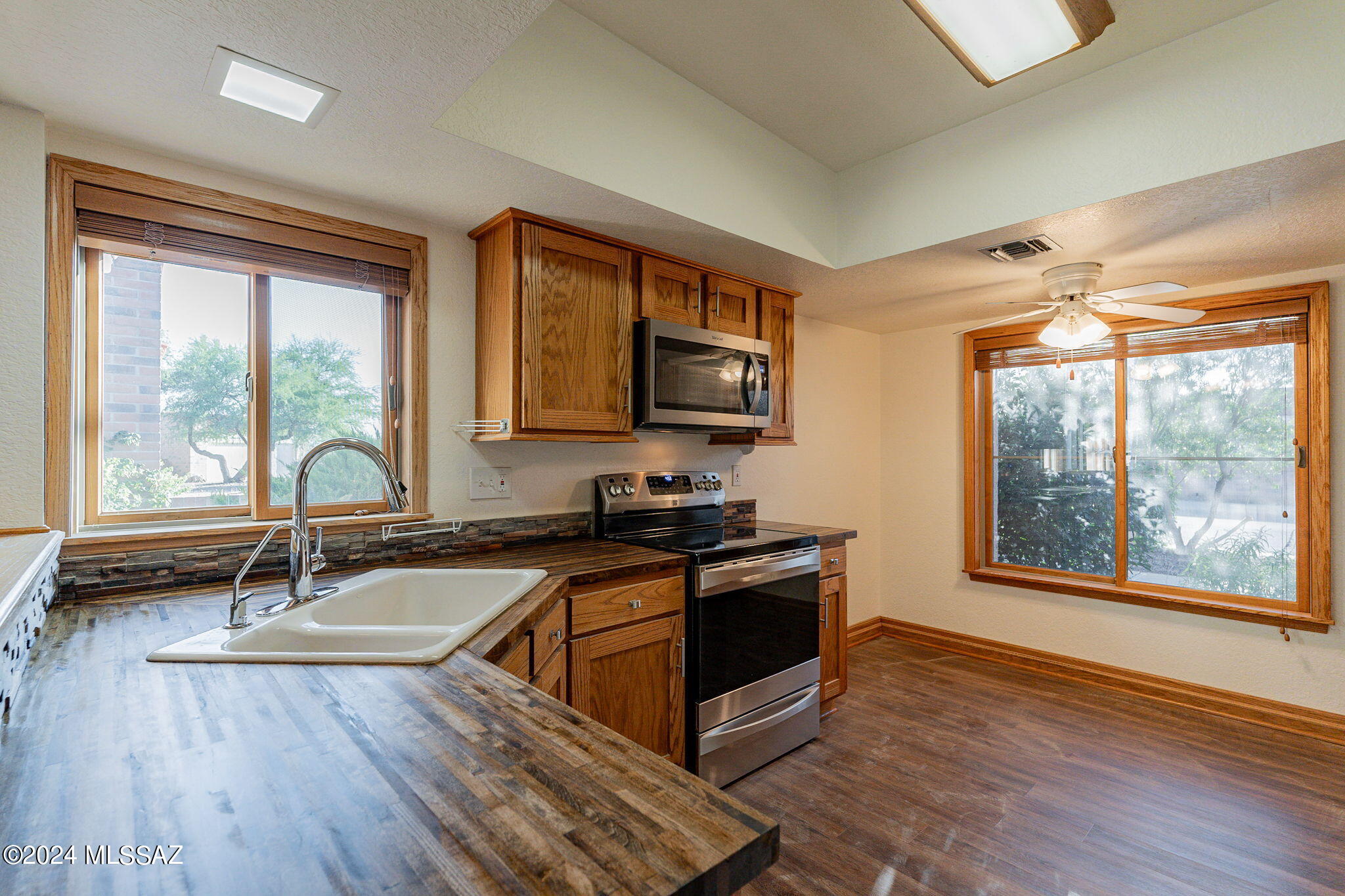 1050 N Avenida Canby