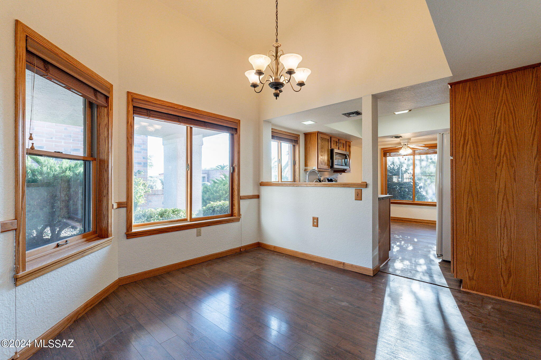 1050 N Avenida Canby