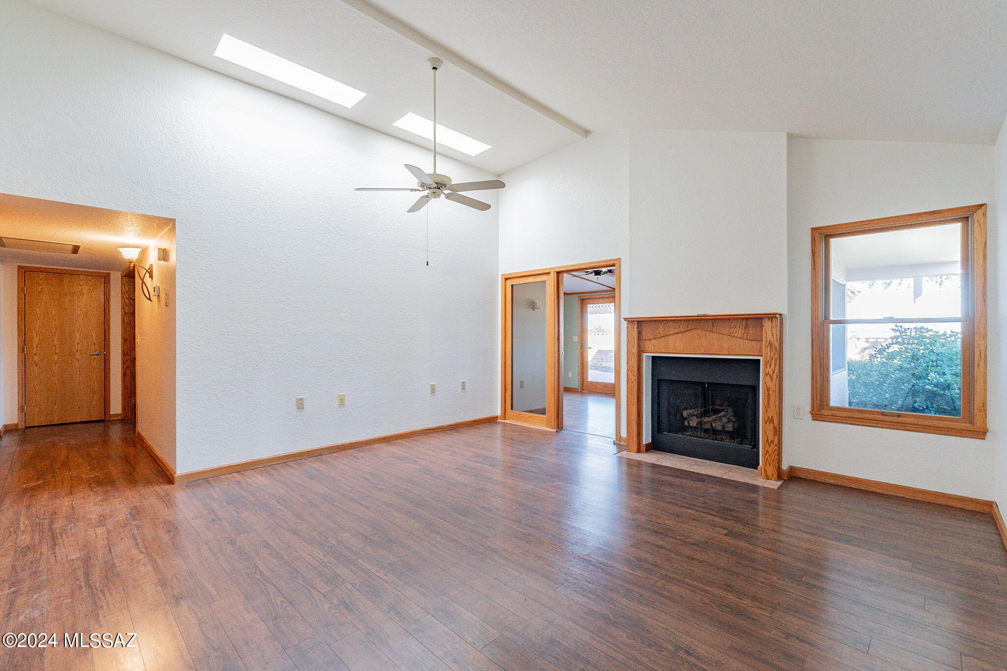 1050 N Avenida Canby