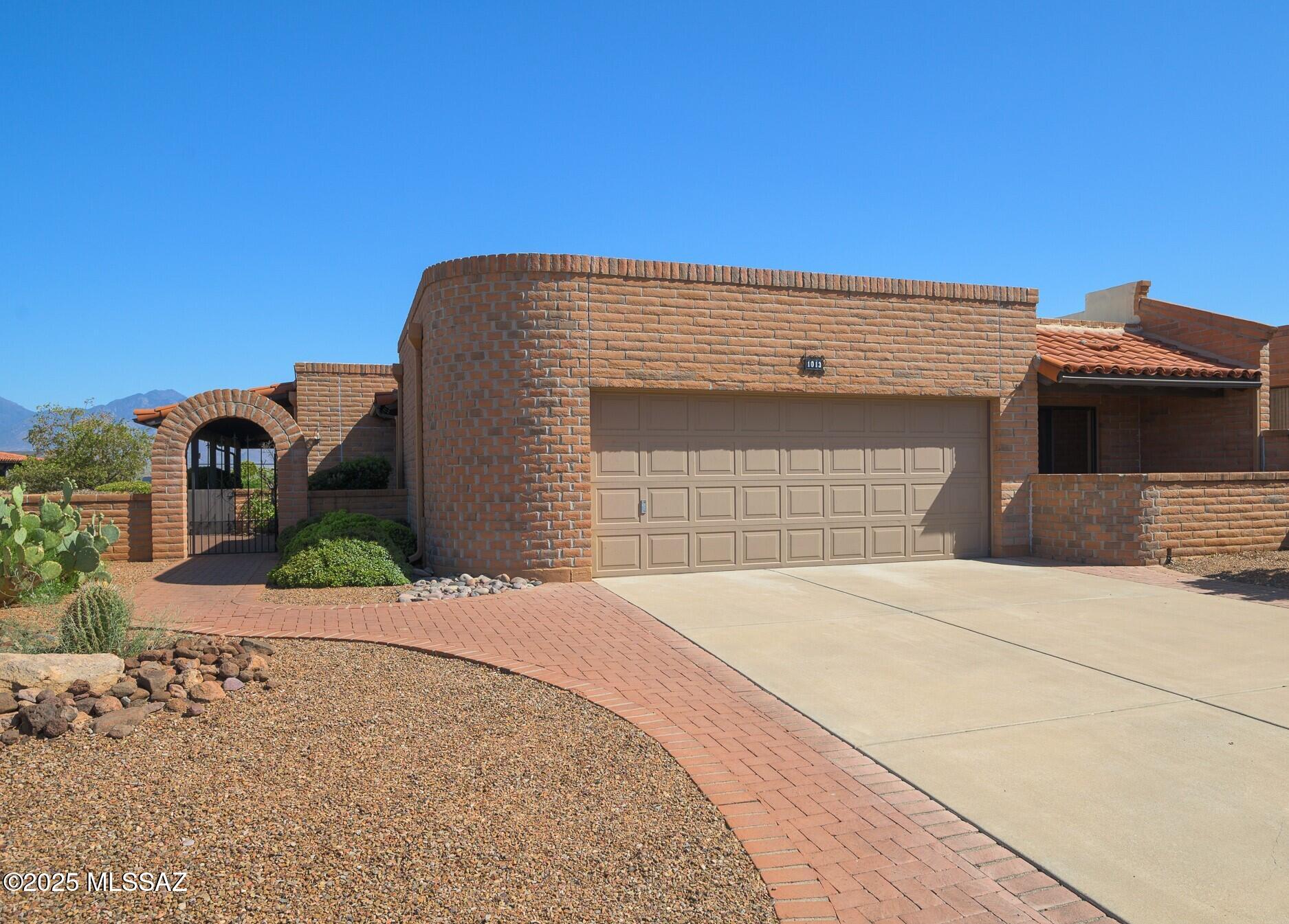 1013 W Desert Hills Drive