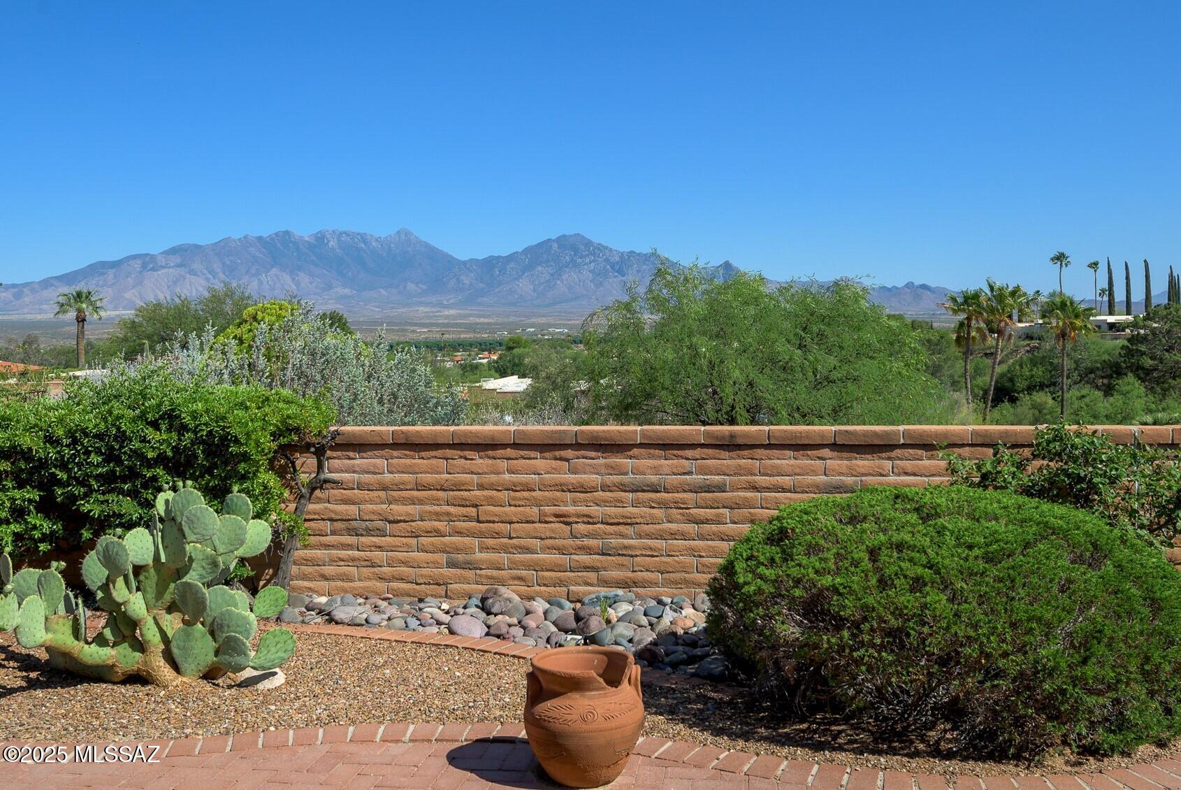 1013 W Desert Hills Drive