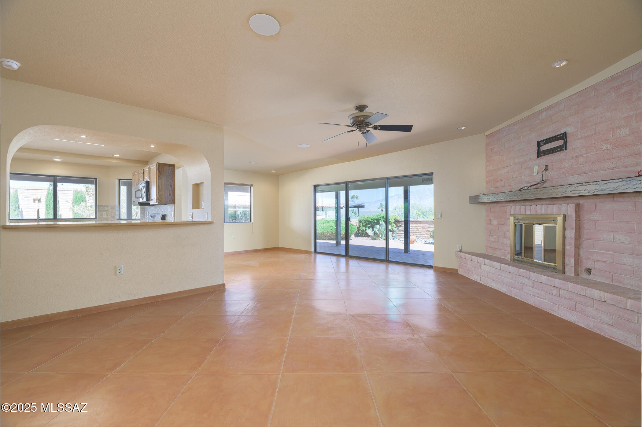 1013 W Desert Hills Drive