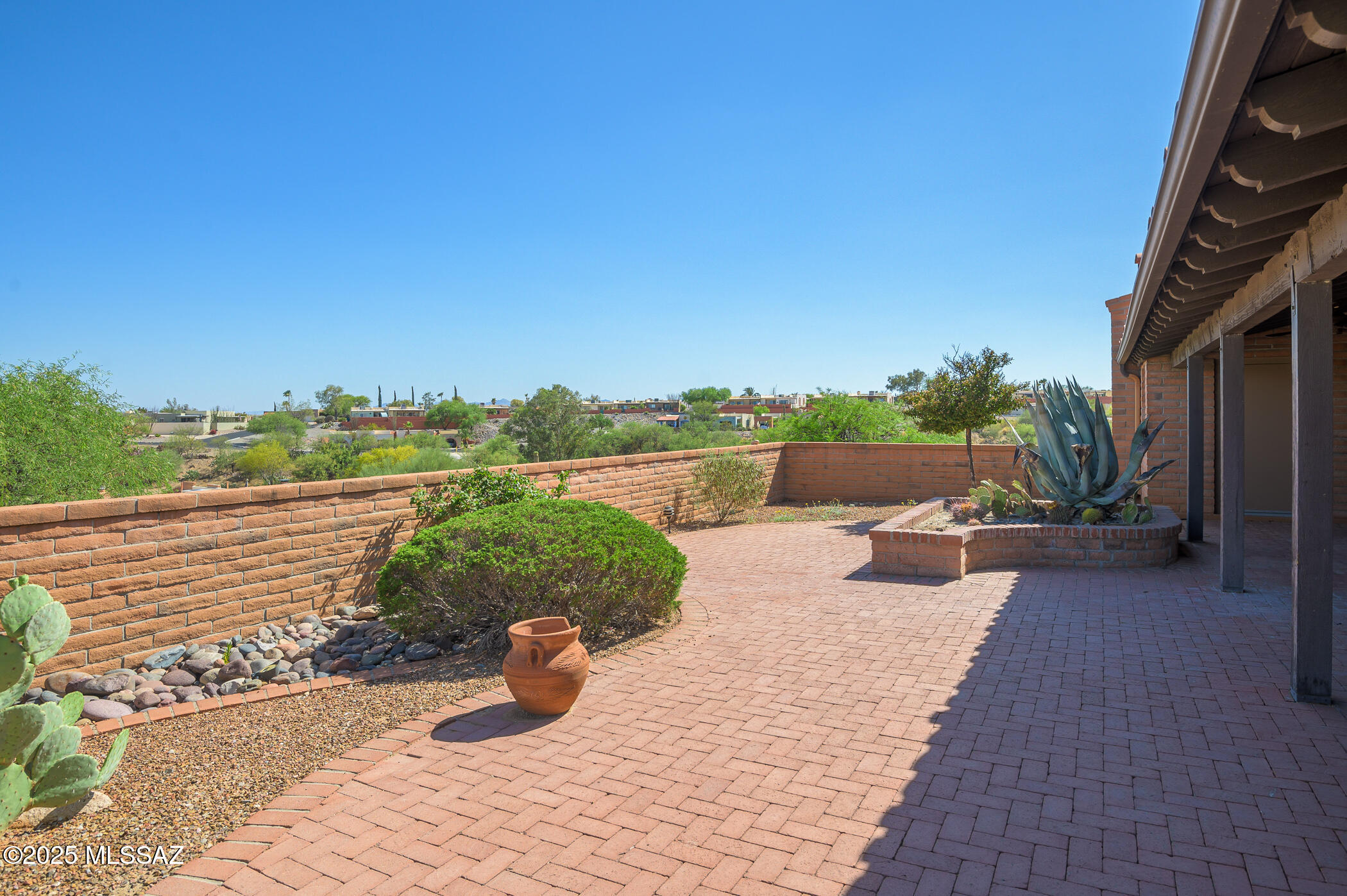 1013 W Desert Hills Drive
