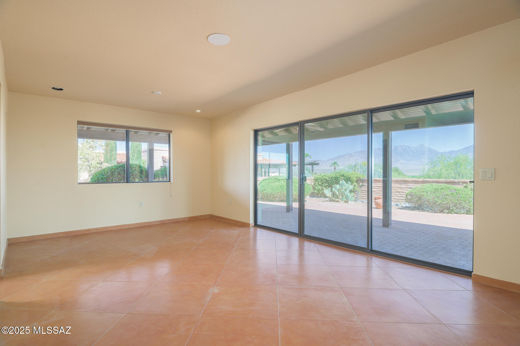 1013 W Desert Hills Drive