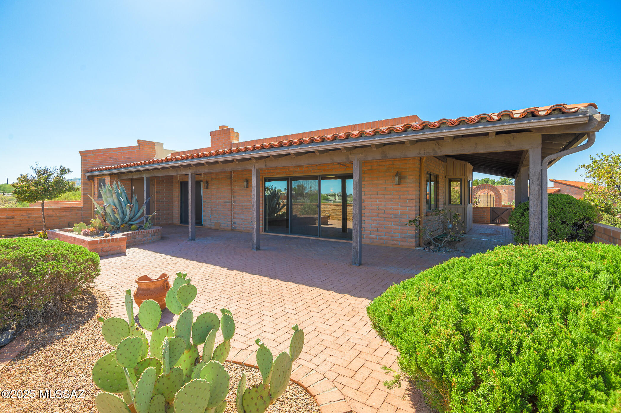 1013 W Desert Hills Drive