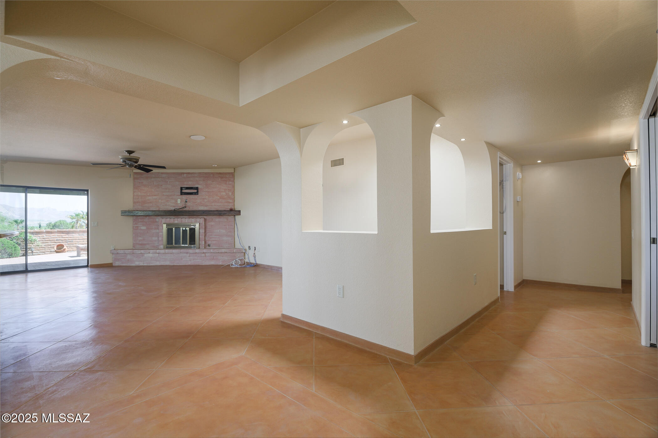 1013 W Desert Hills Drive