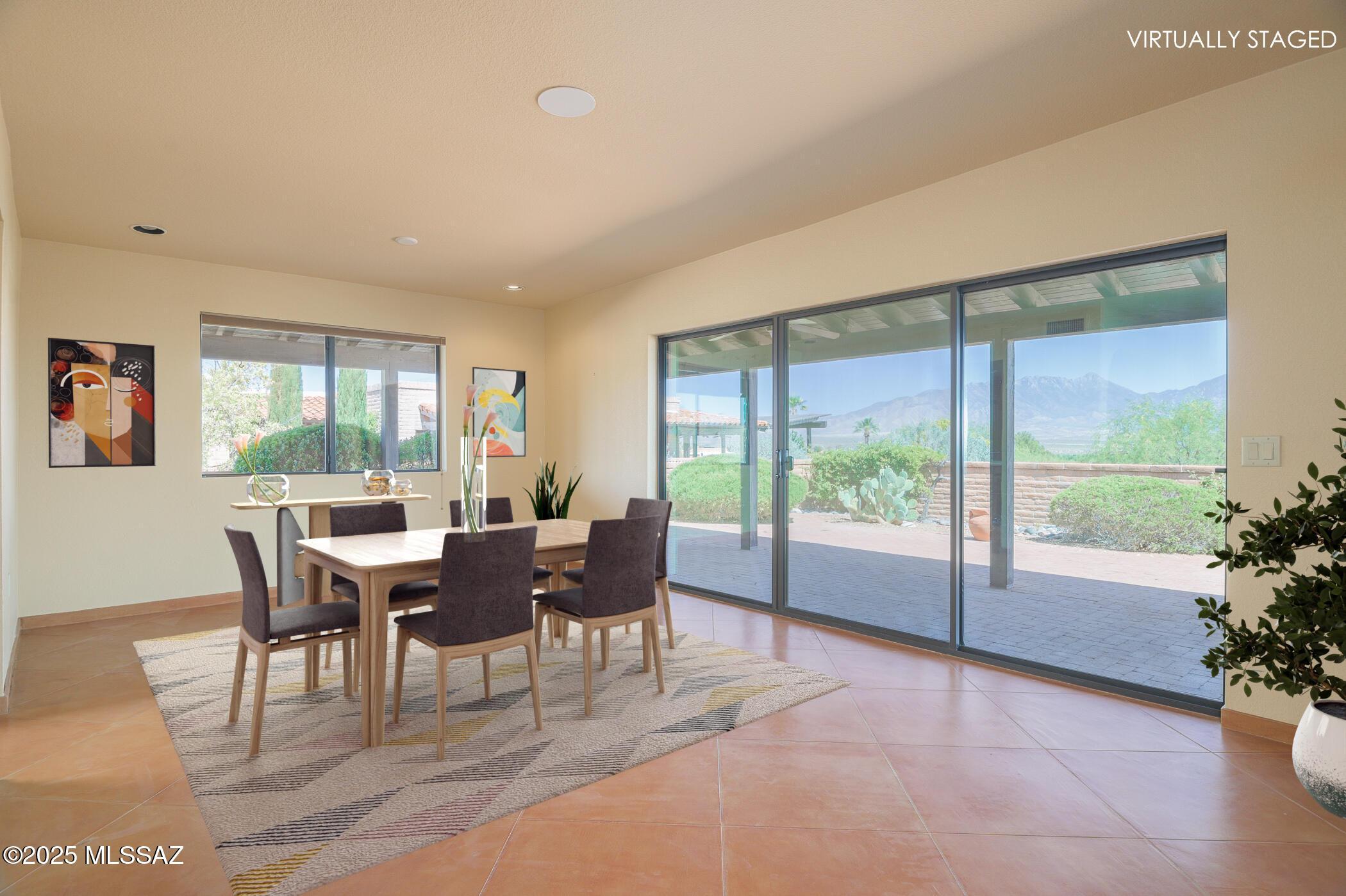 1013 W Desert Hills Drive