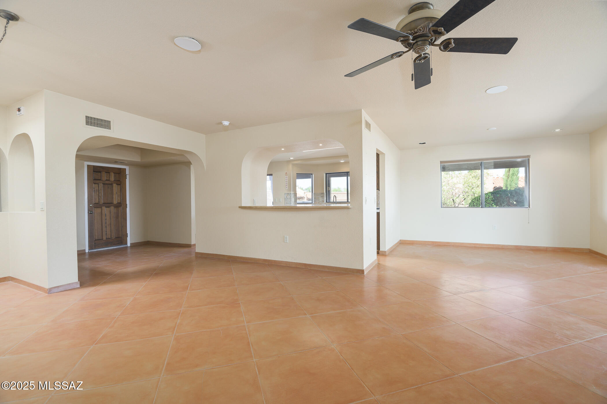 1013 W Desert Hills Drive