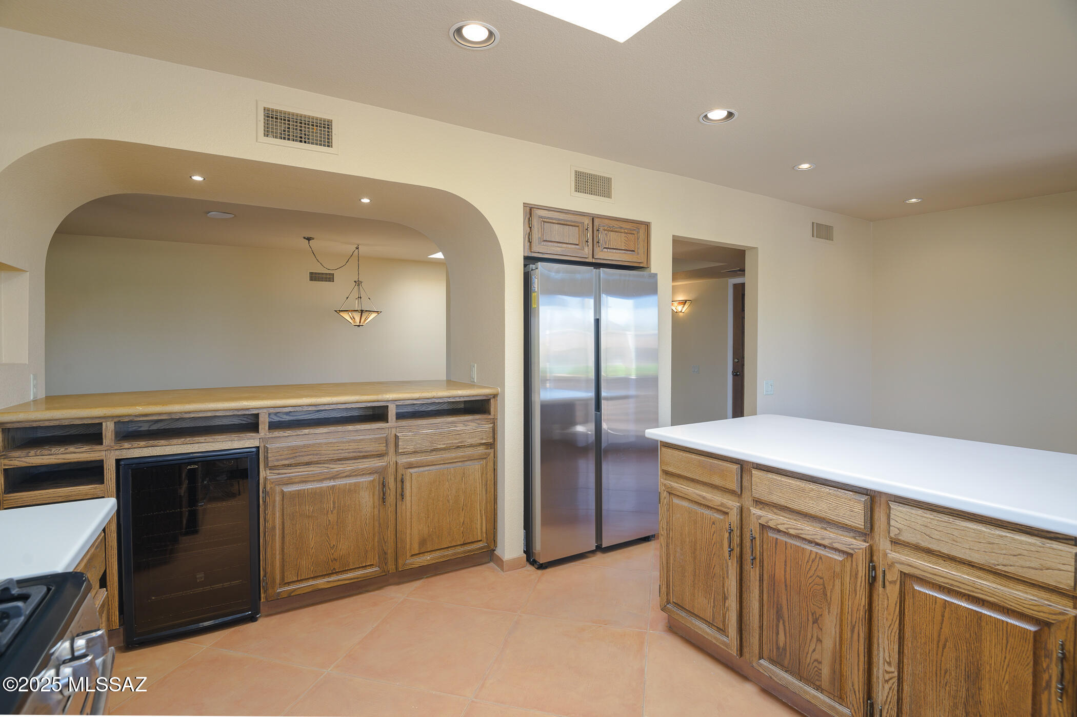 1013 W Desert Hills Drive