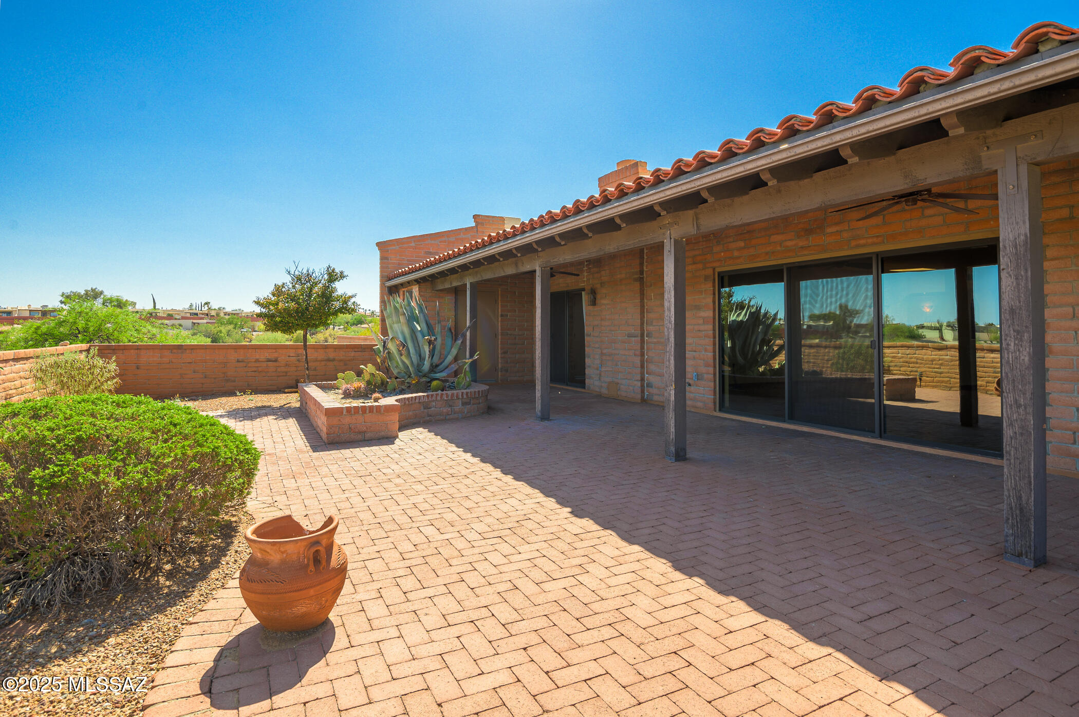 1013 W Desert Hills Drive