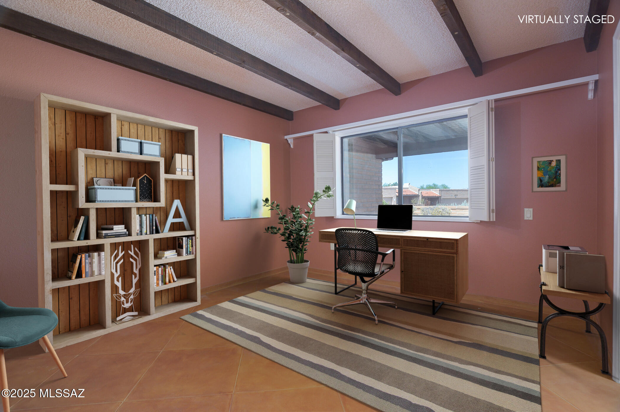 1013 W Desert Hills Drive