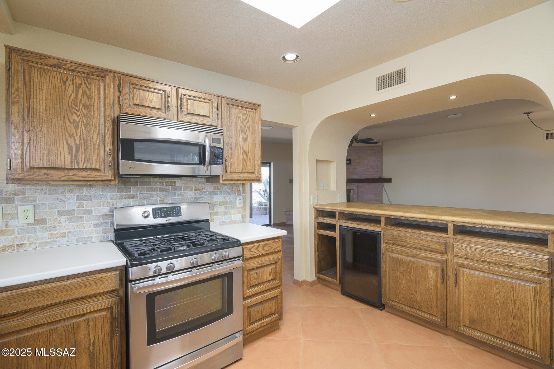 1013 W Desert Hills Drive