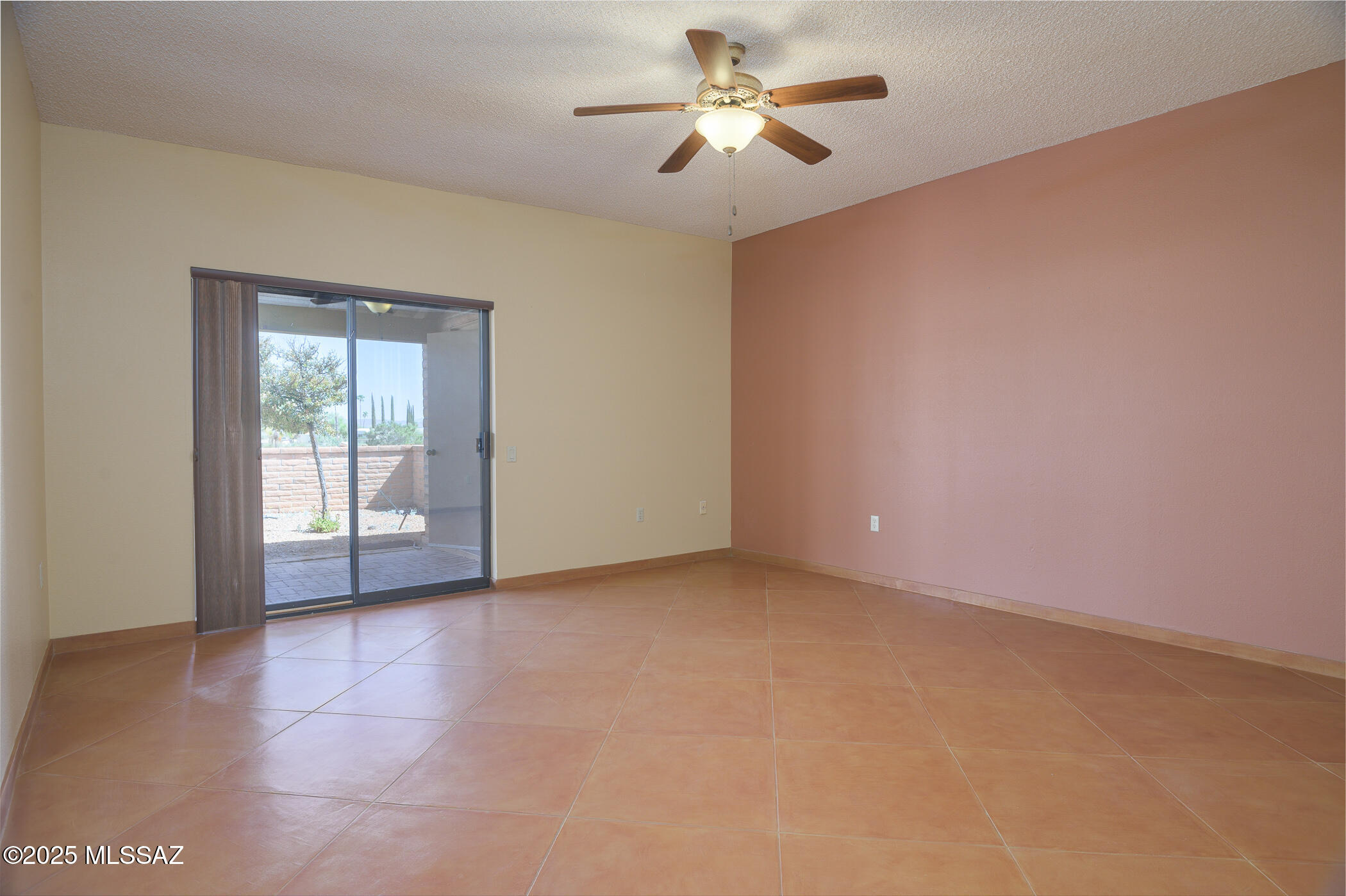 1013 W Desert Hills Drive