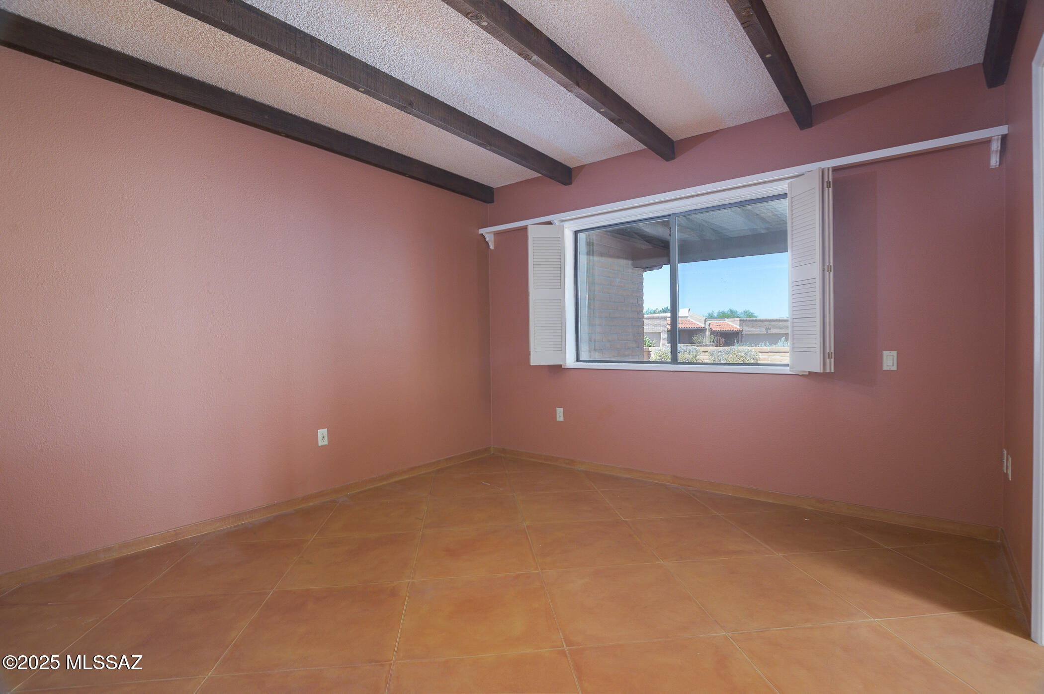 1013 W Desert Hills Drive