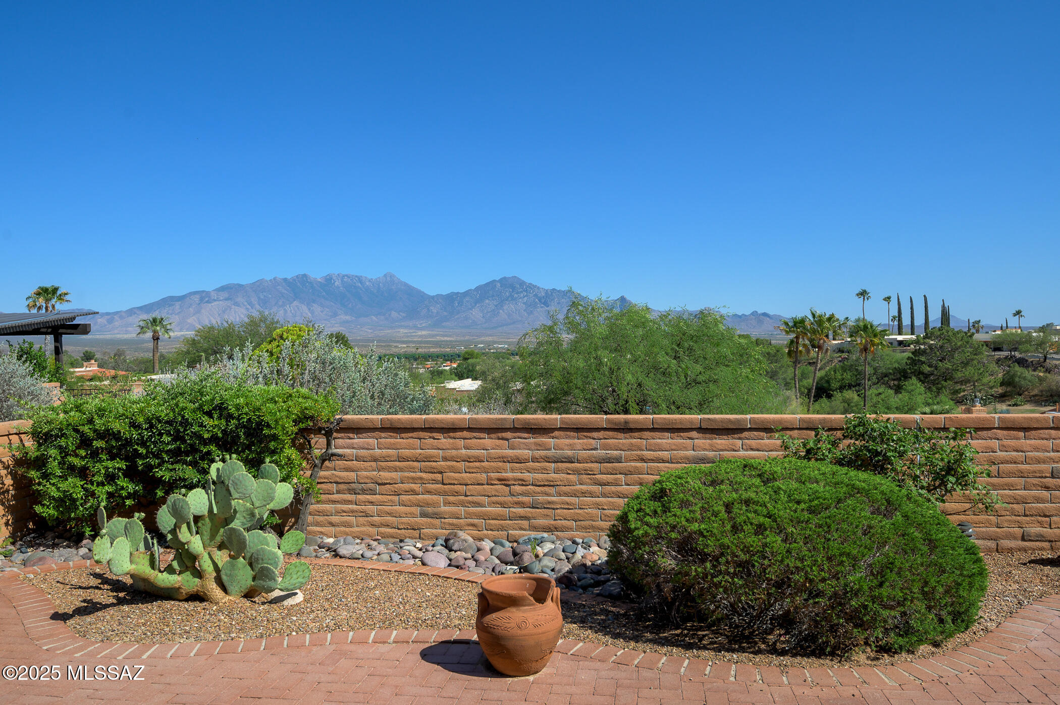 1013 W Desert Hills Drive