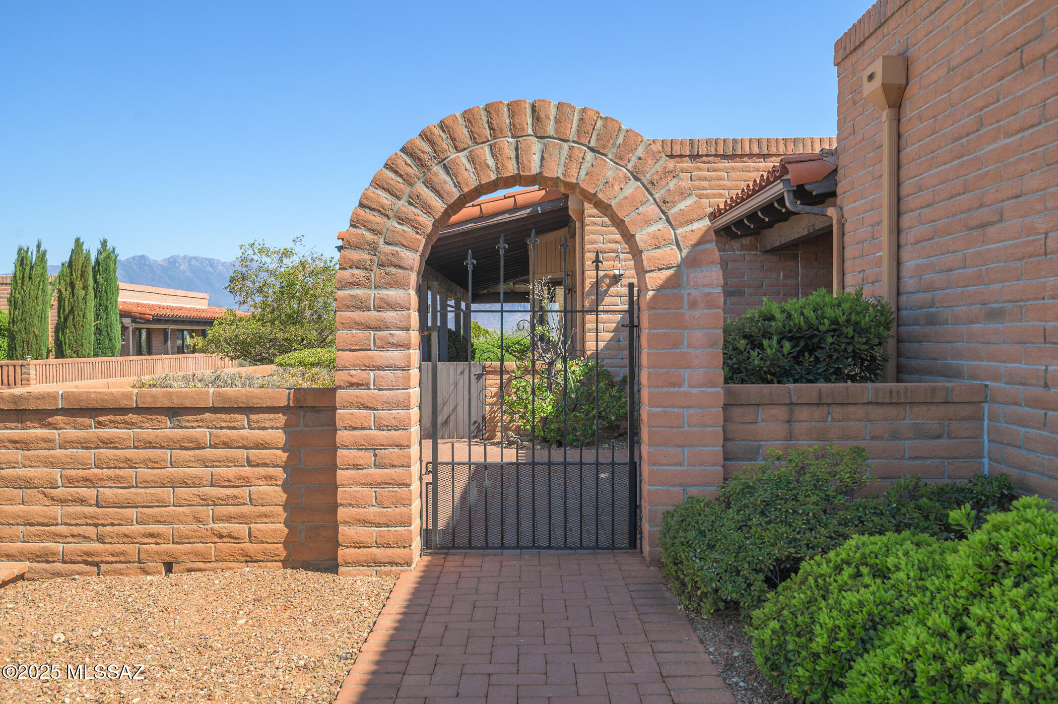 1013 W Desert Hills Drive