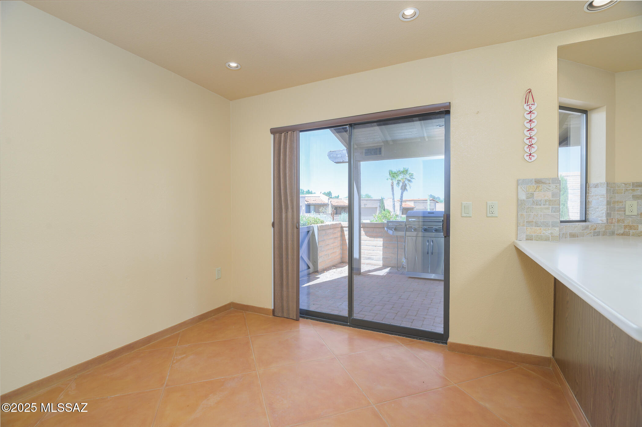 1013 W Desert Hills Drive