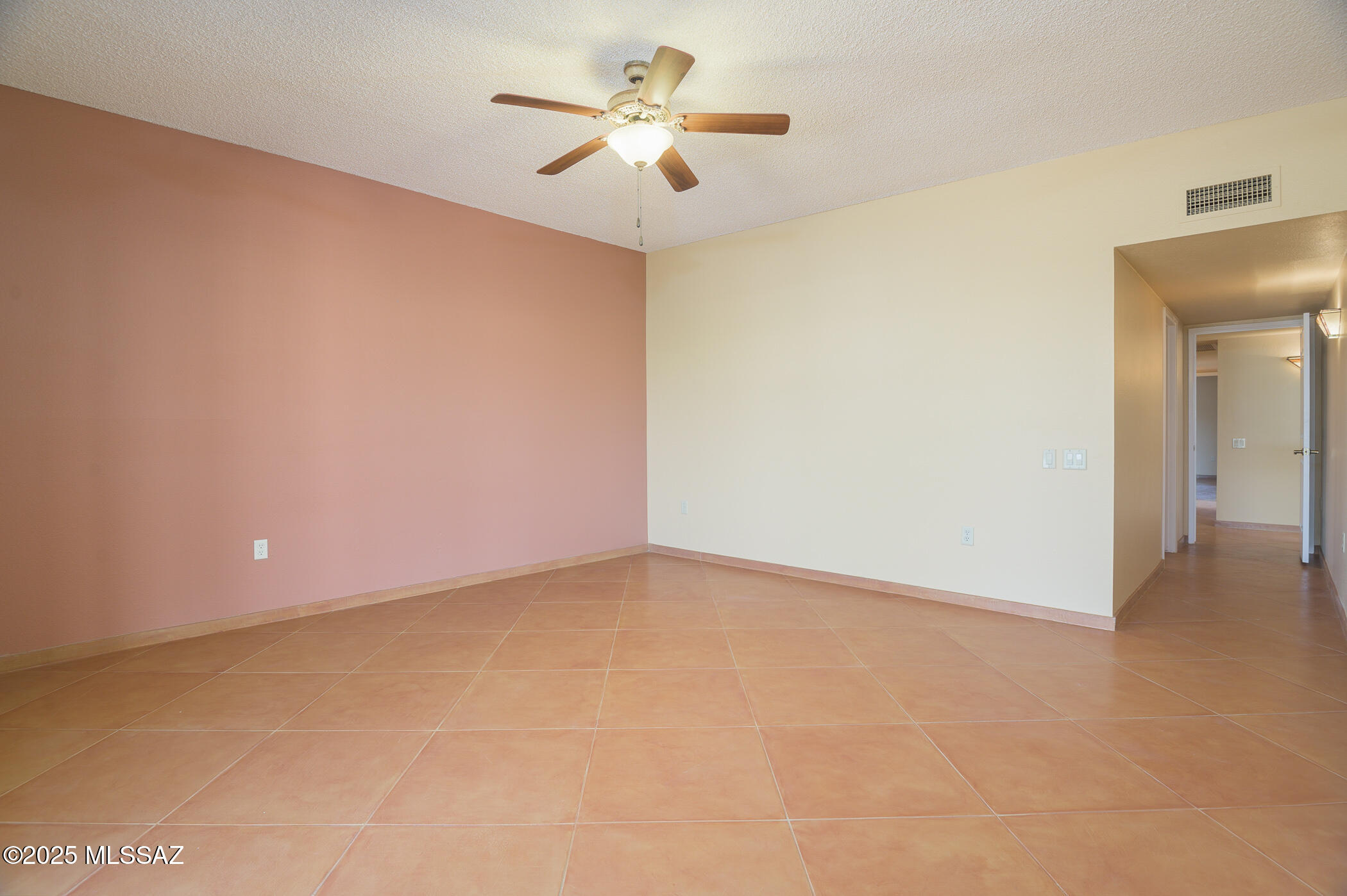 1013 W Desert Hills Drive