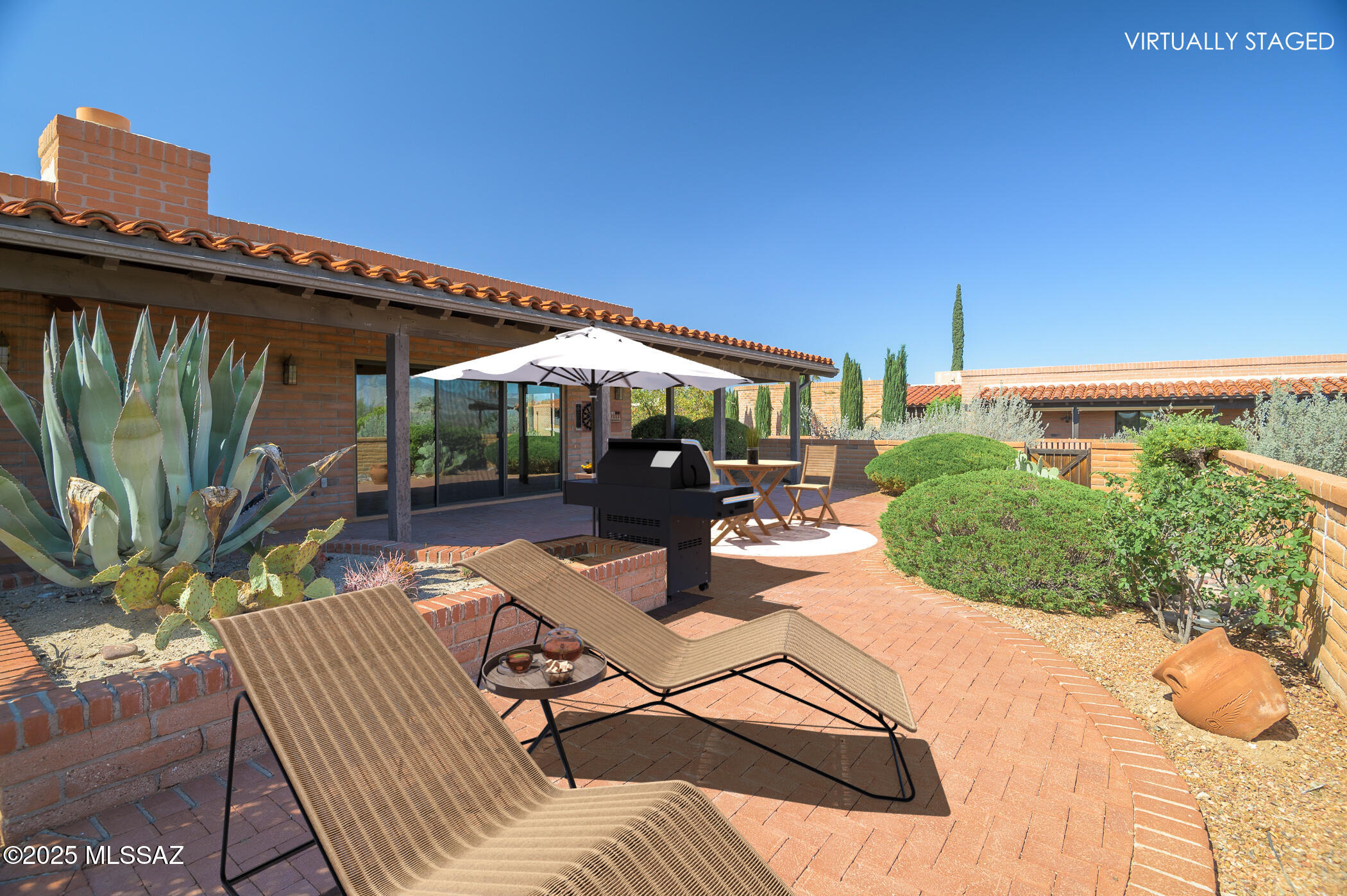 1013 W Desert Hills Drive