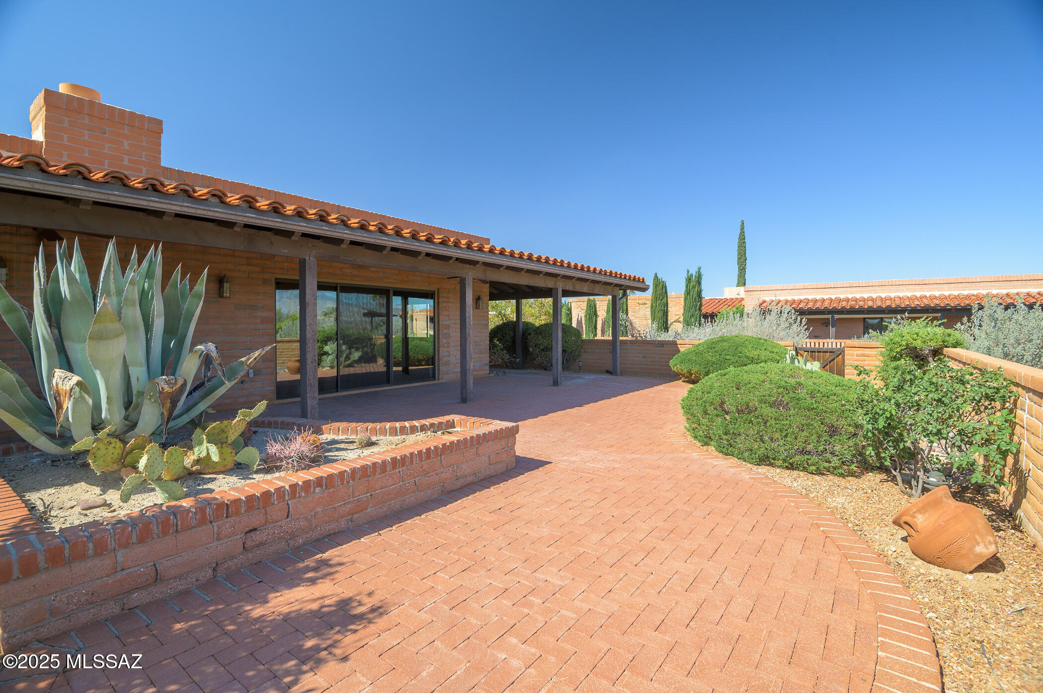 1013 W Desert Hills Drive