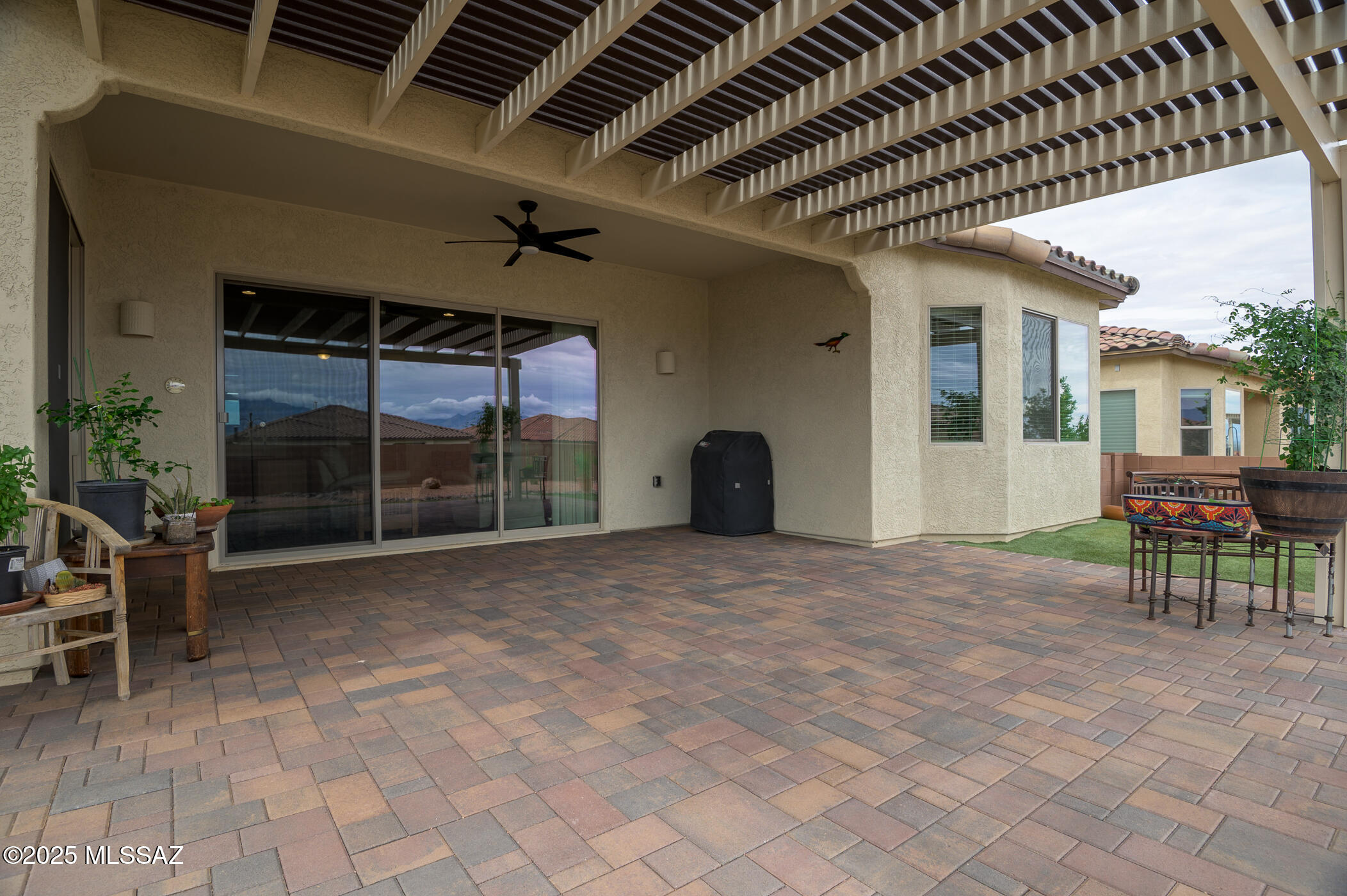 814 N Camino Colina Del Pino