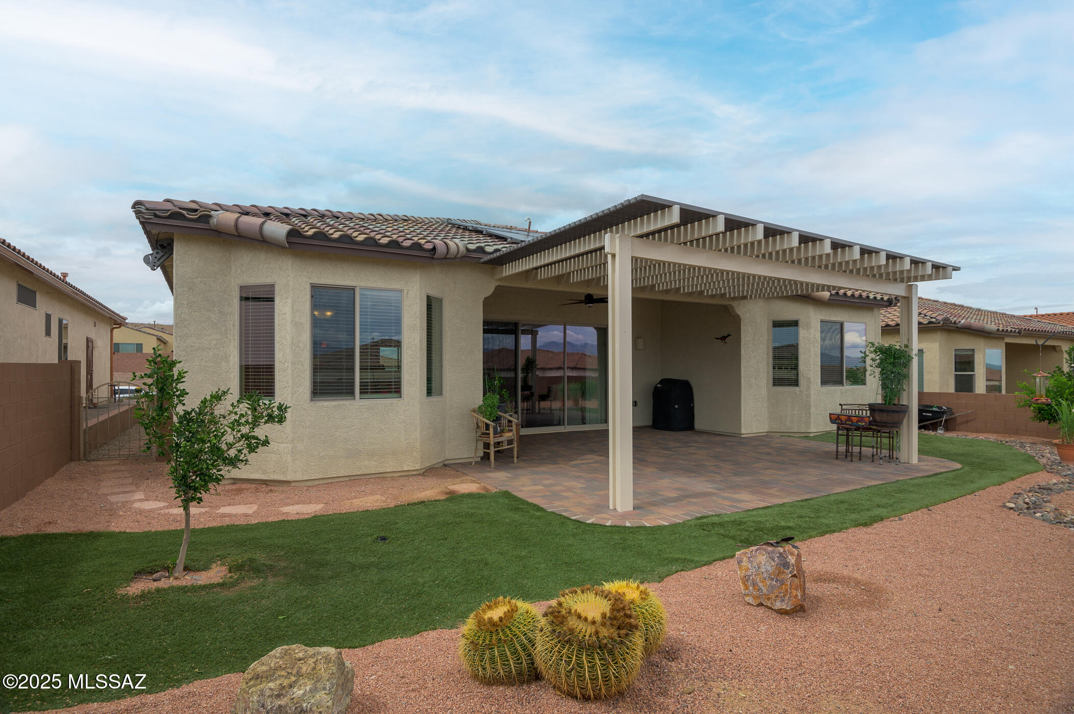 814 N Camino Colina Del Pino