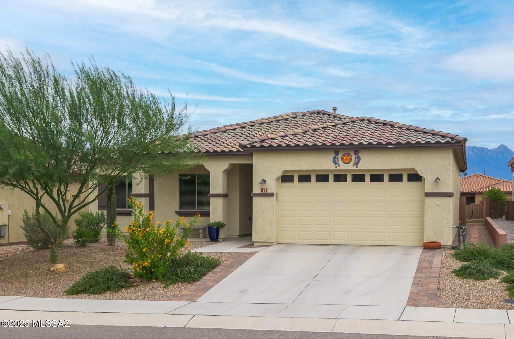 814 N Camino Colina Del Pino