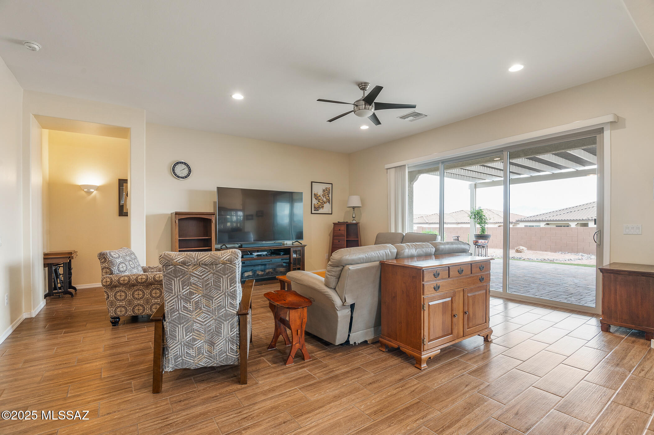 814 N Camino Colina Del Pino