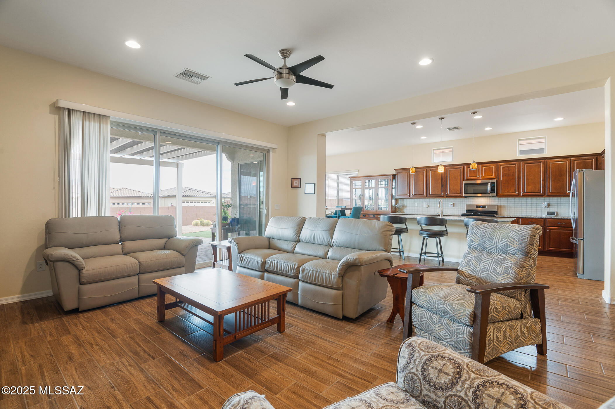 814 N Camino Colina Del Pino