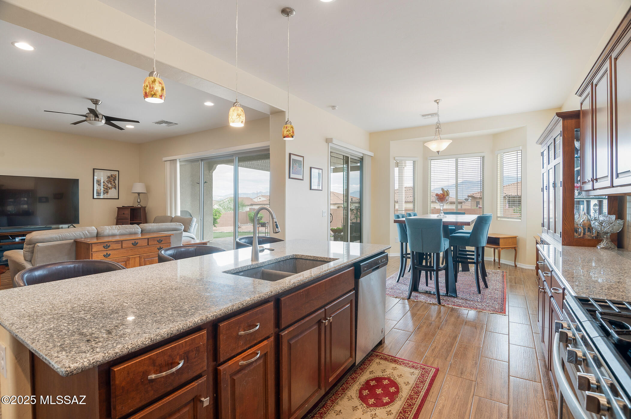 814 N Camino Colina Del Pino