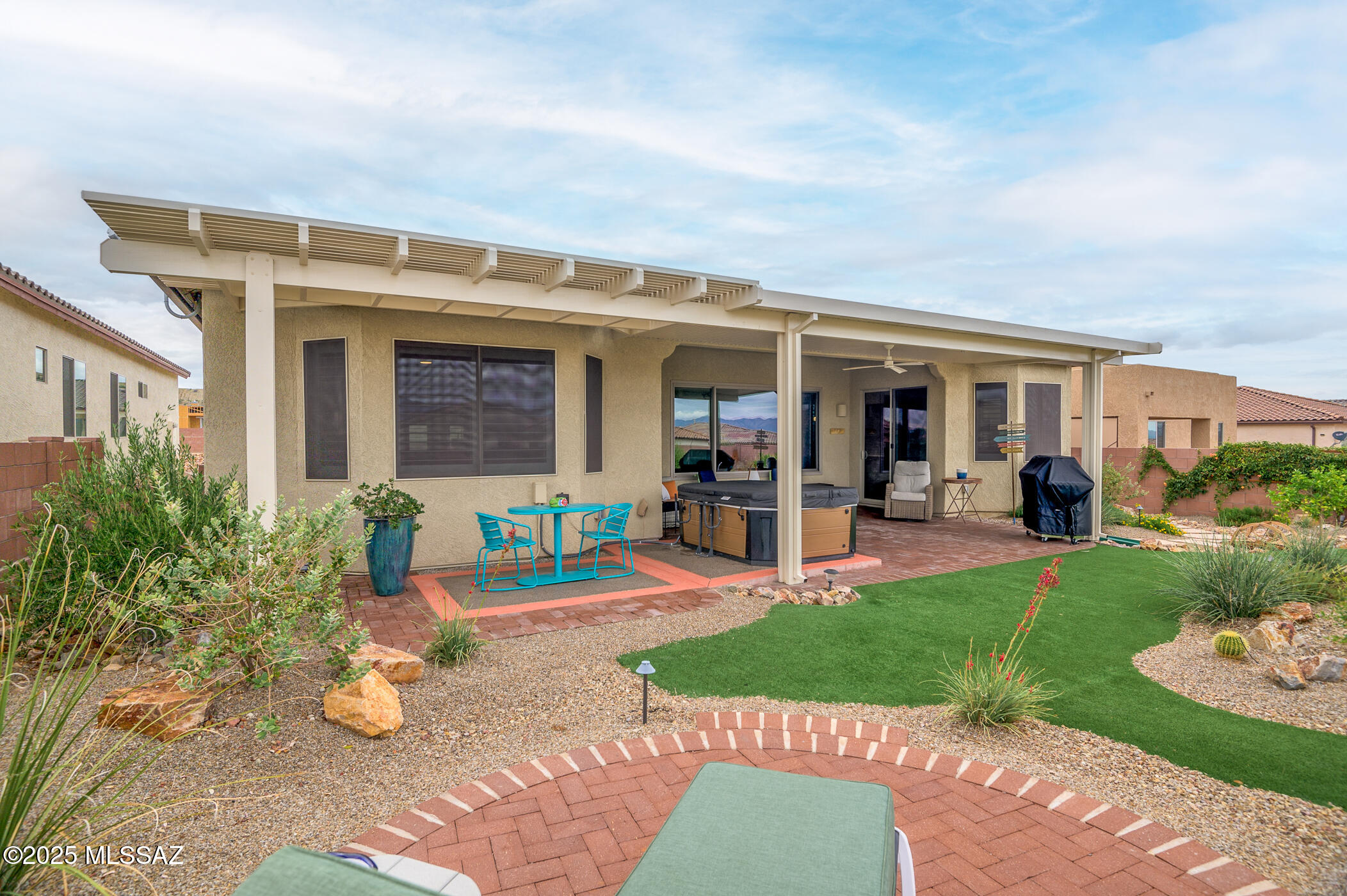 822 N Camino Cerro Morado