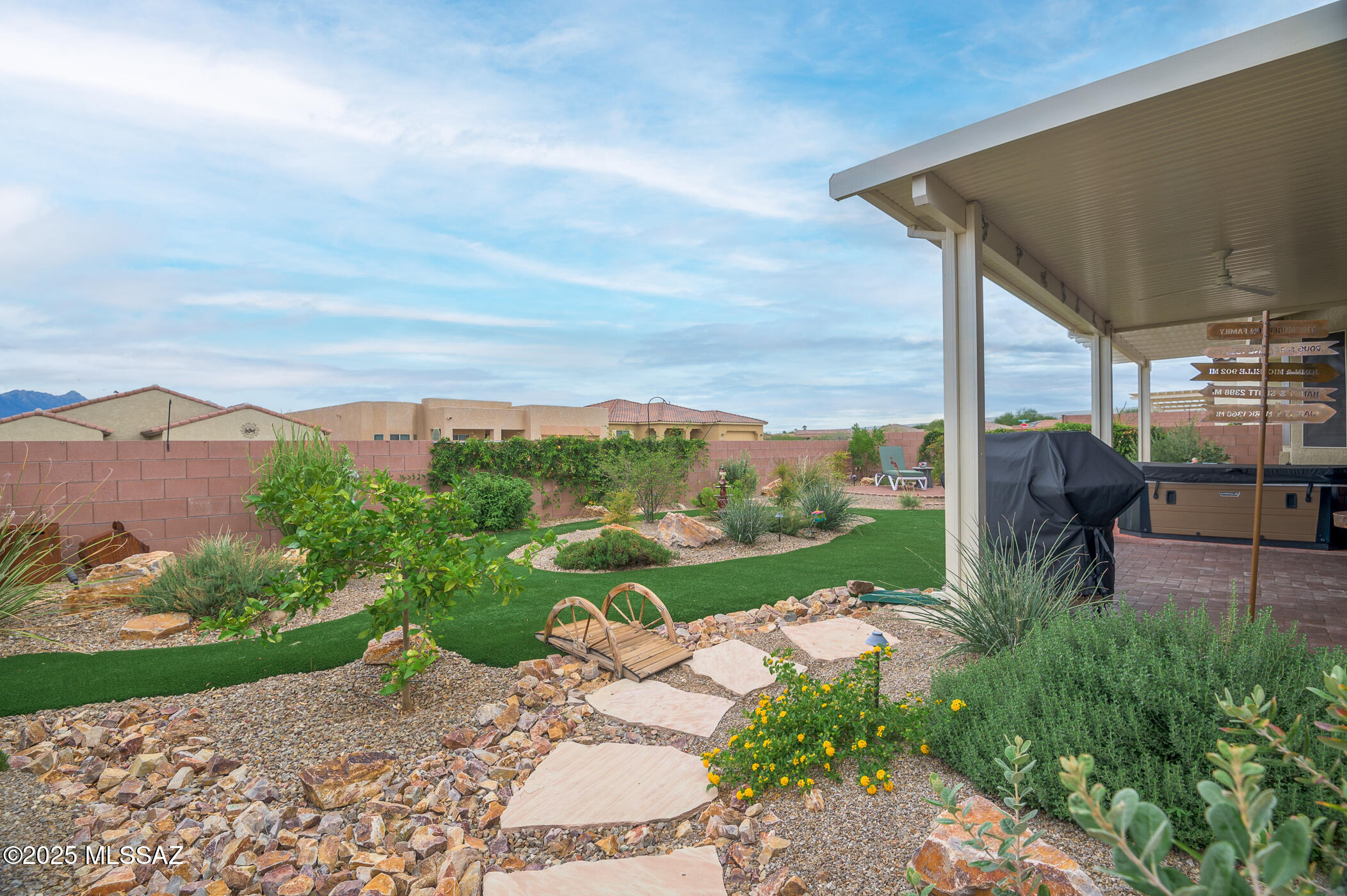 822 N Camino Cerro Morado