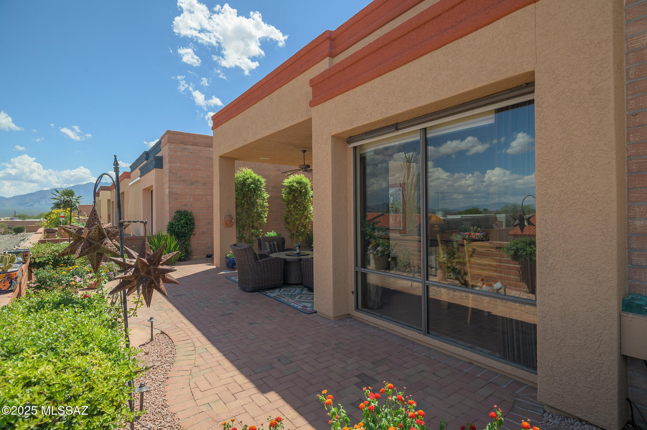 1586 W Calle Del Ducado