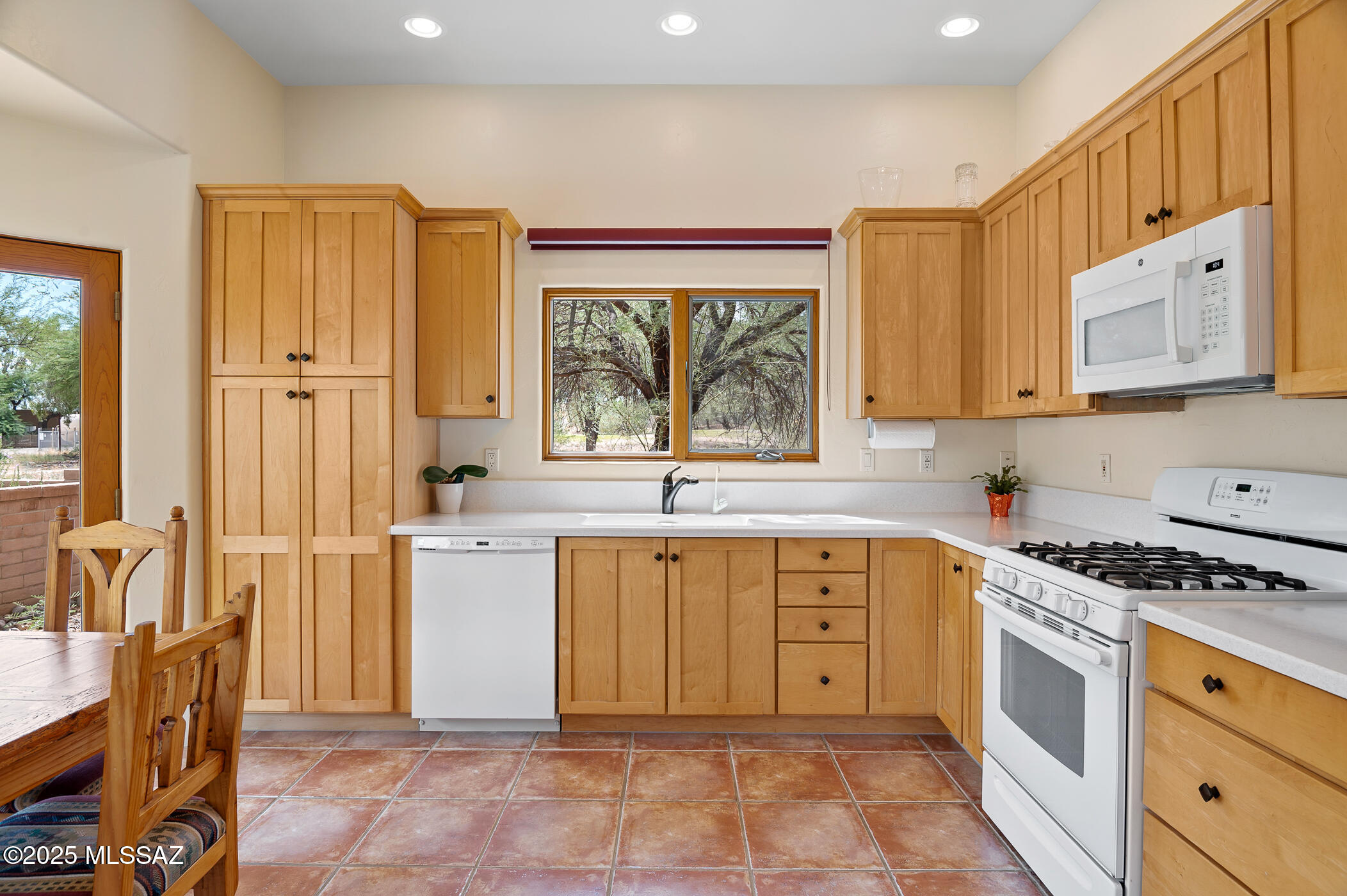 835 W Waterview Drive