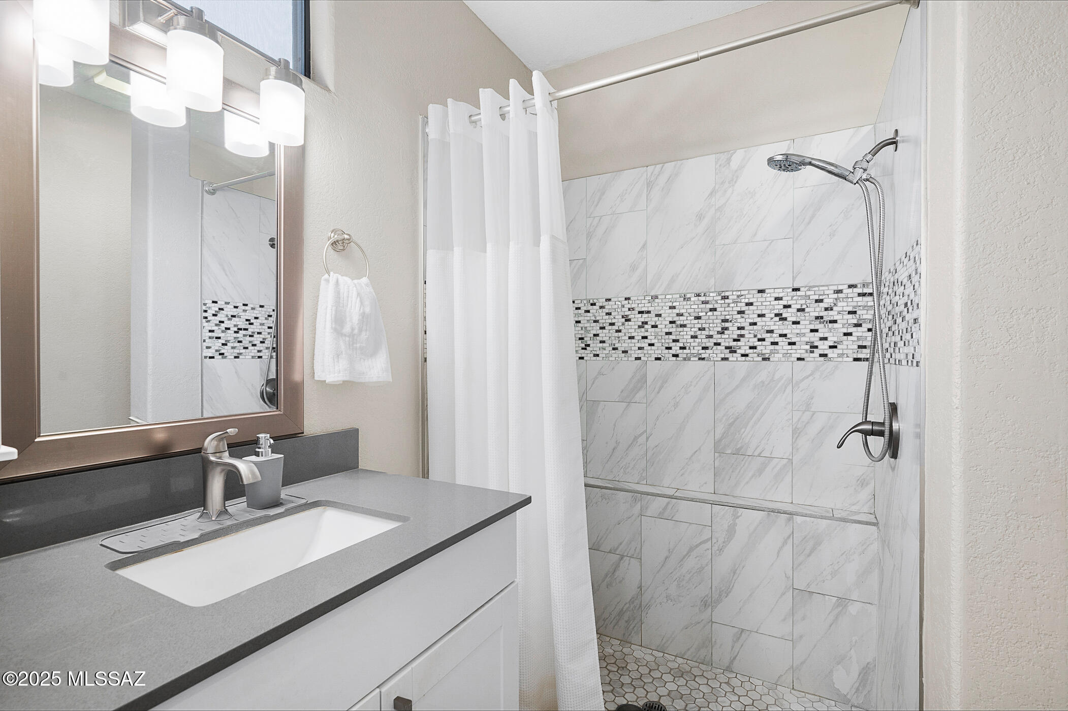 1622 W Vuelta Salvatierra