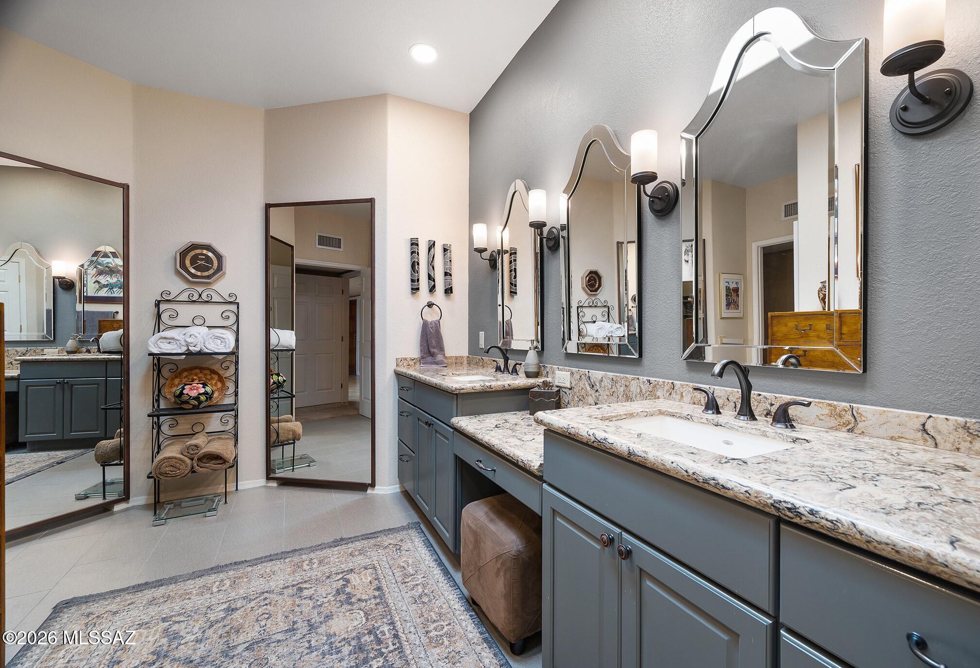 3831 S Vía De La Urraca