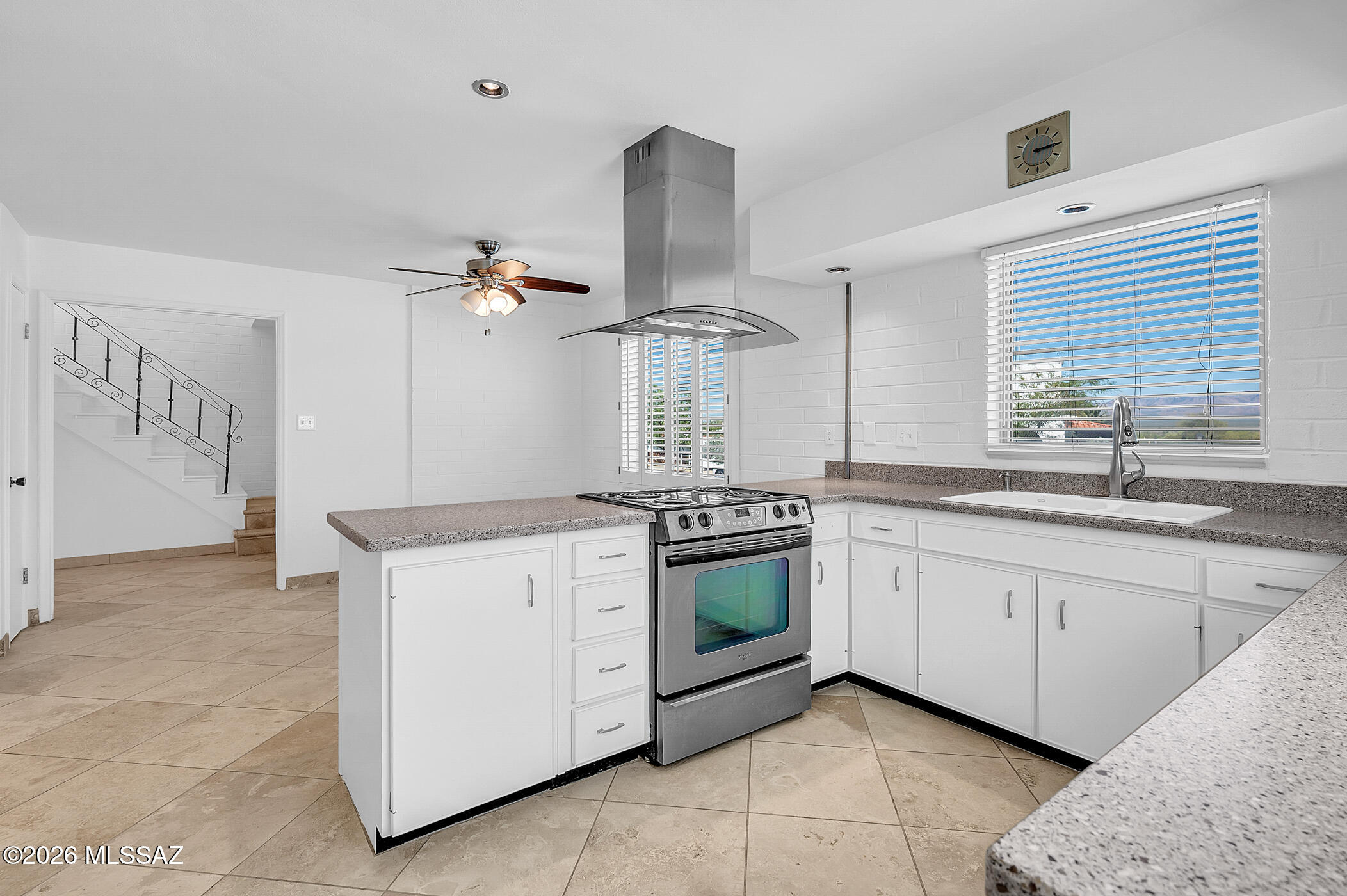 568 W Paseo Solana