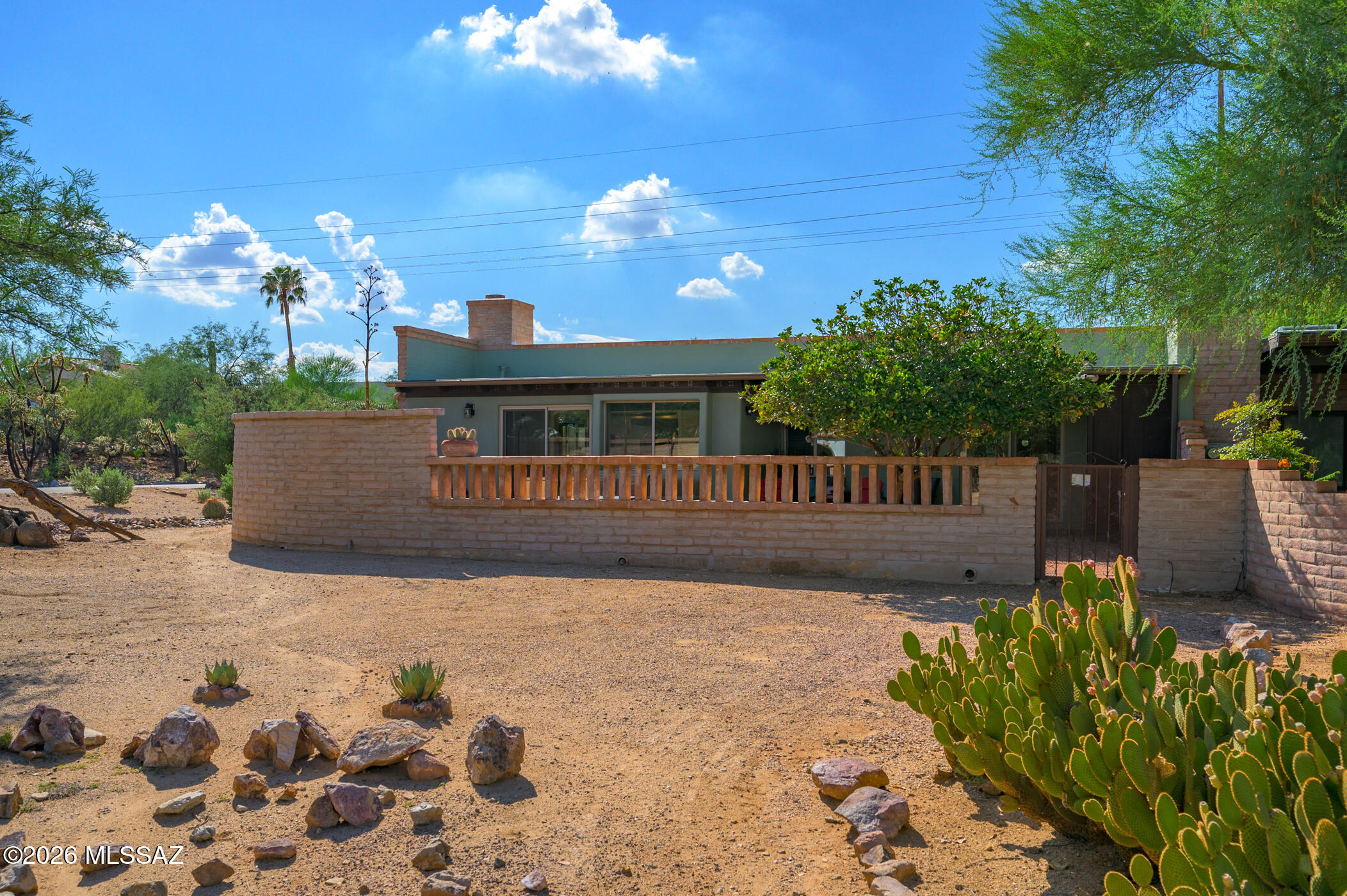 735 W Camino Del Poso