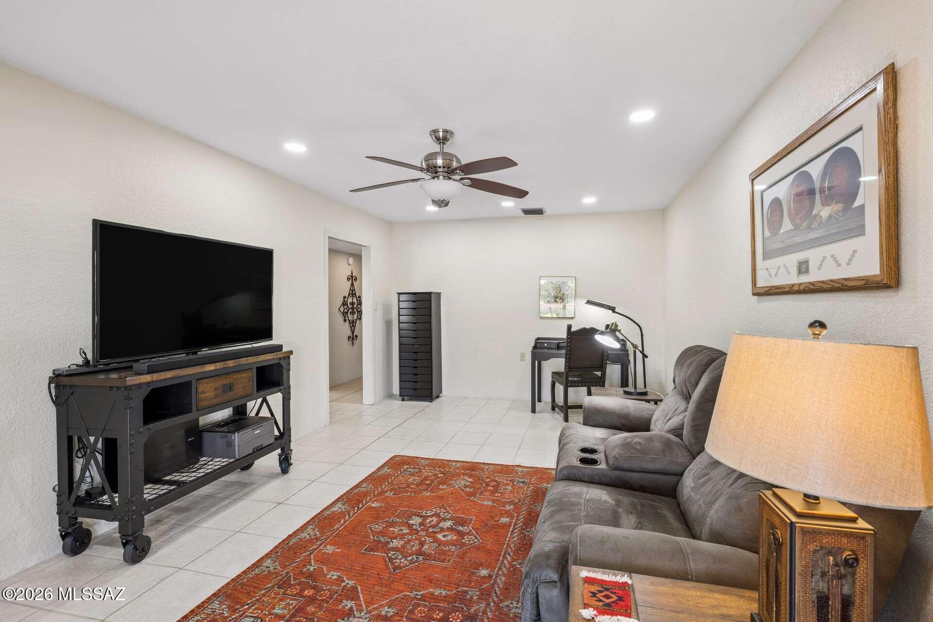 1073 N Paseo Iris