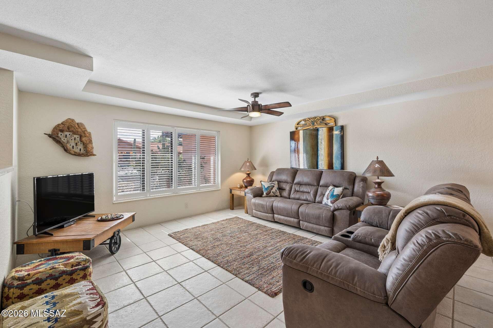 1073 N Paseo Iris